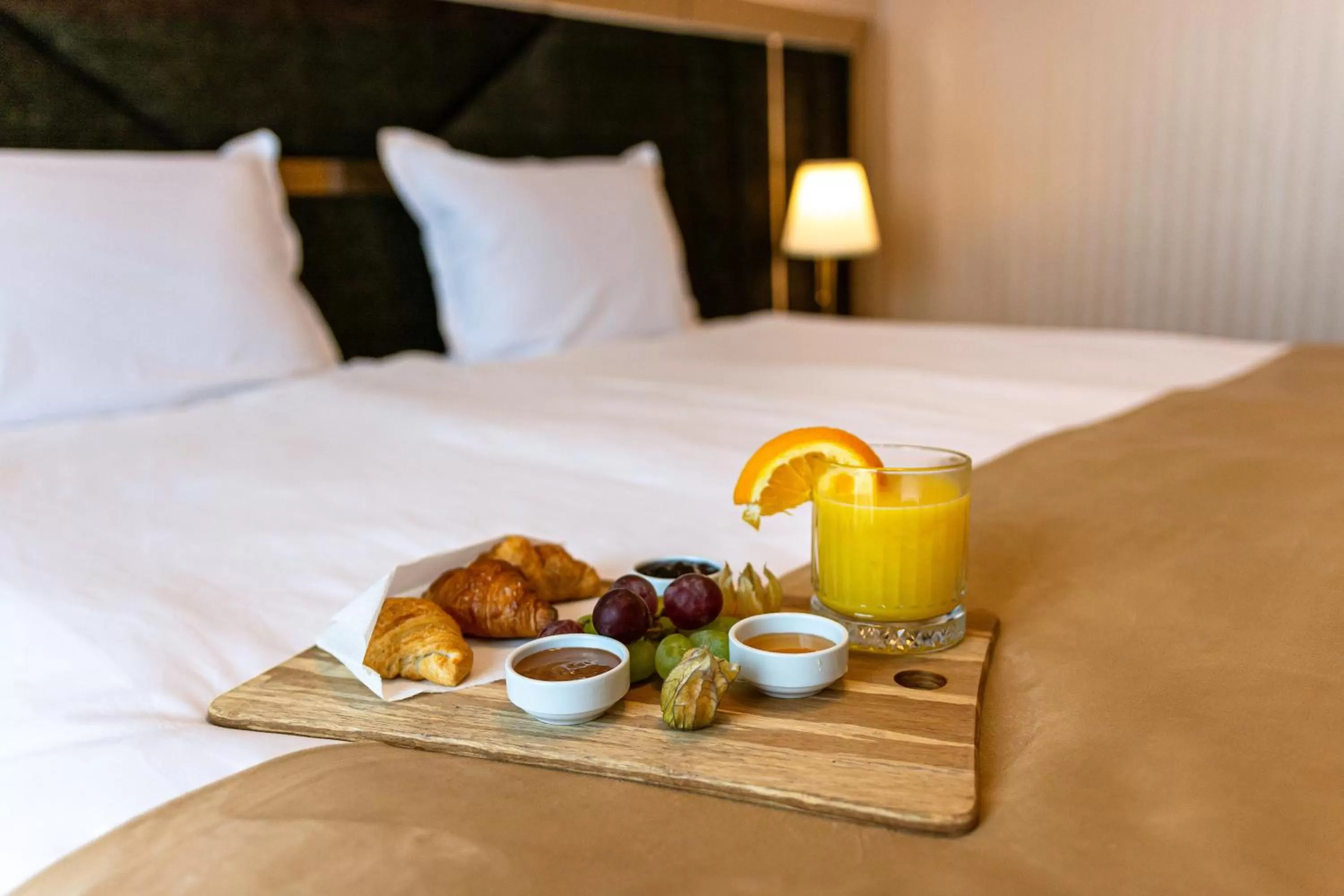 Breakfast, Bed in Astoria Grand Hotel