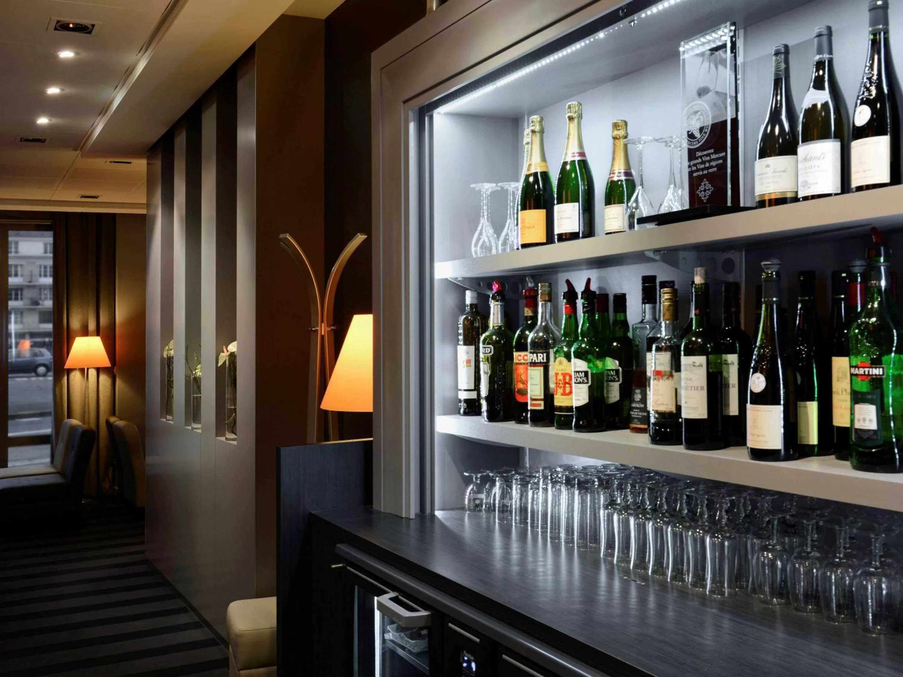 Lounge or bar in IBIS Port de plaisance