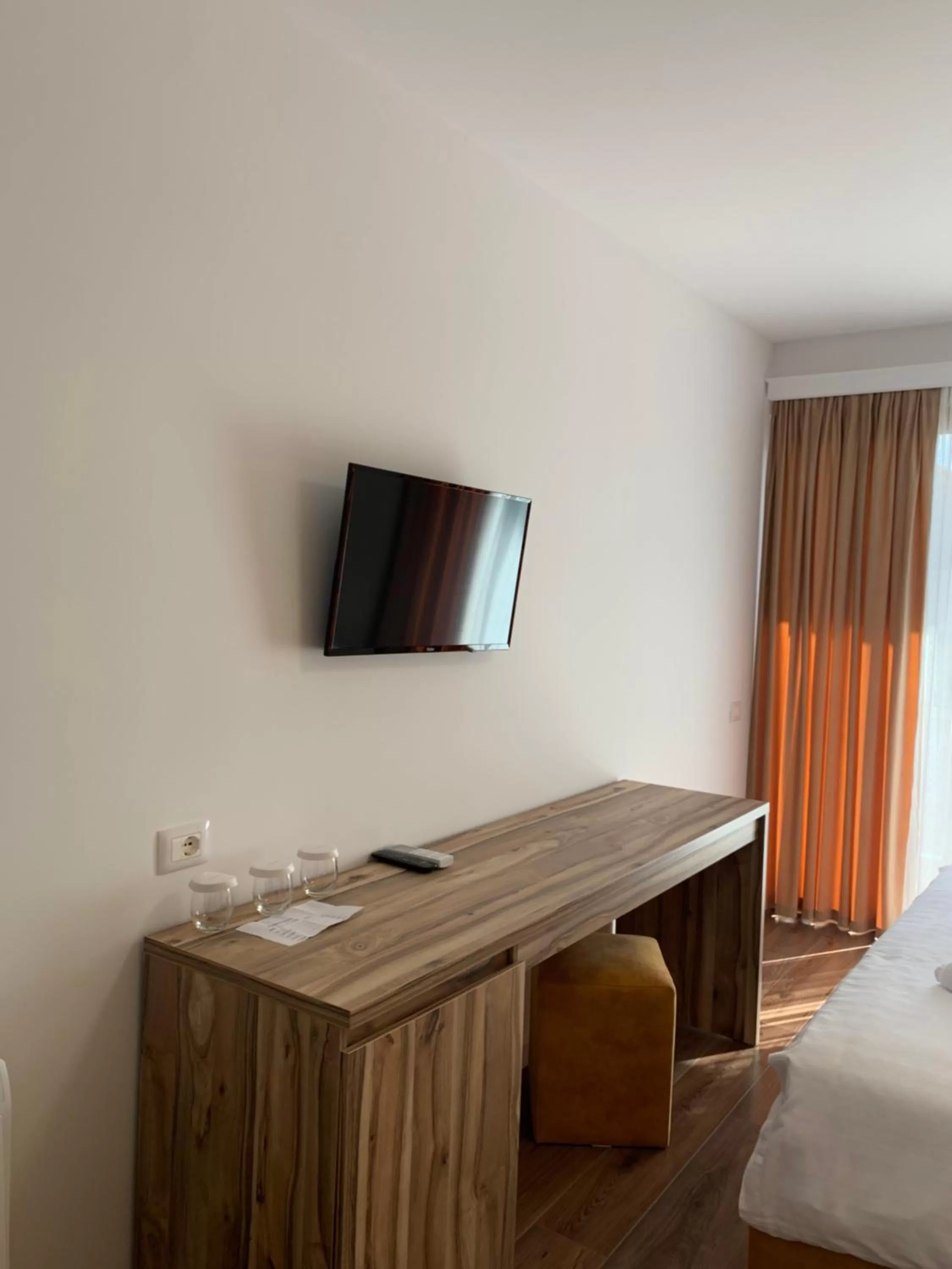 TV and multimedia, Bed in Grand Hotel Pogradec