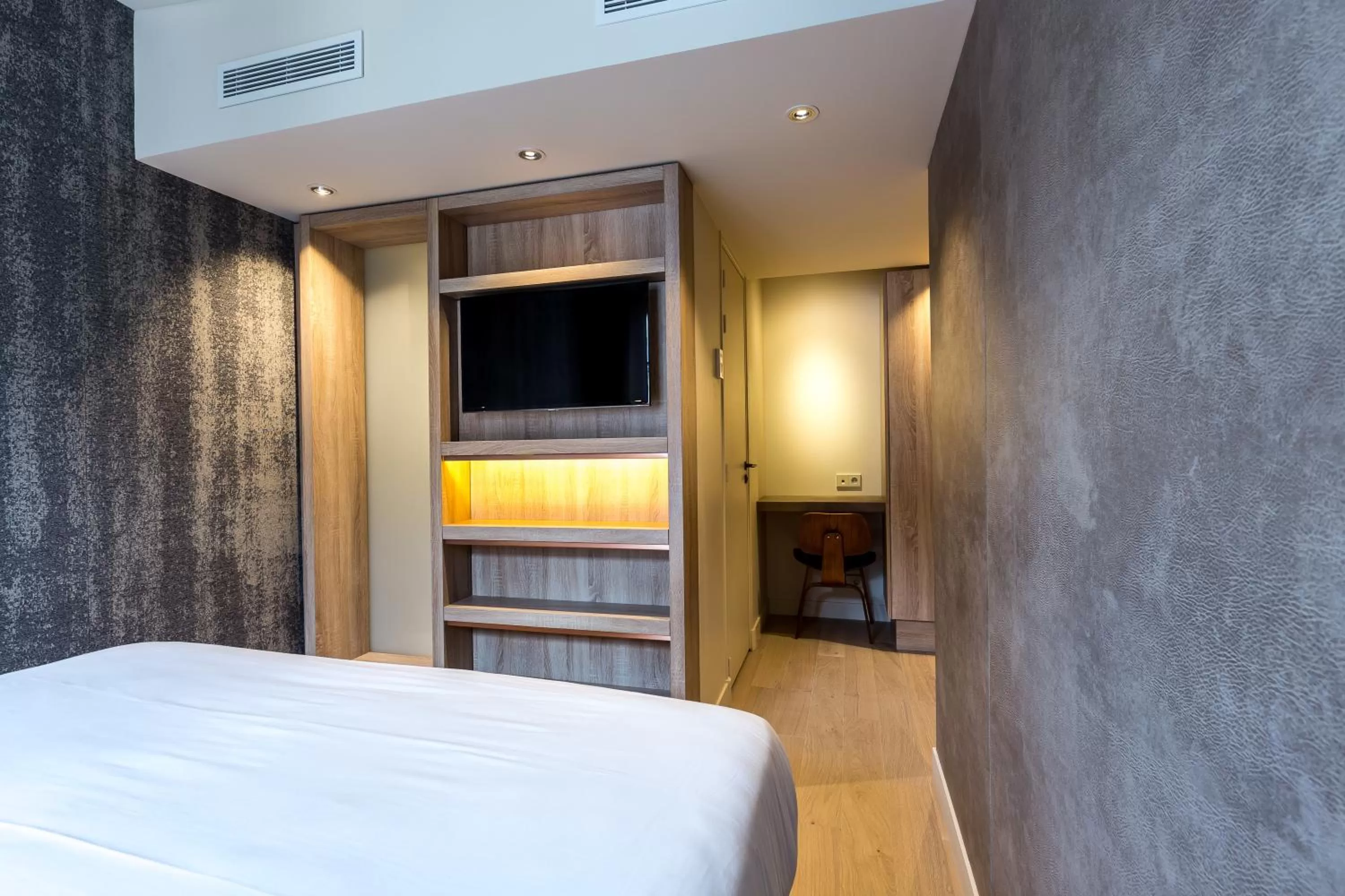 Bedroom, Bed in Hôtel de Lille - Saint-Germain des Près