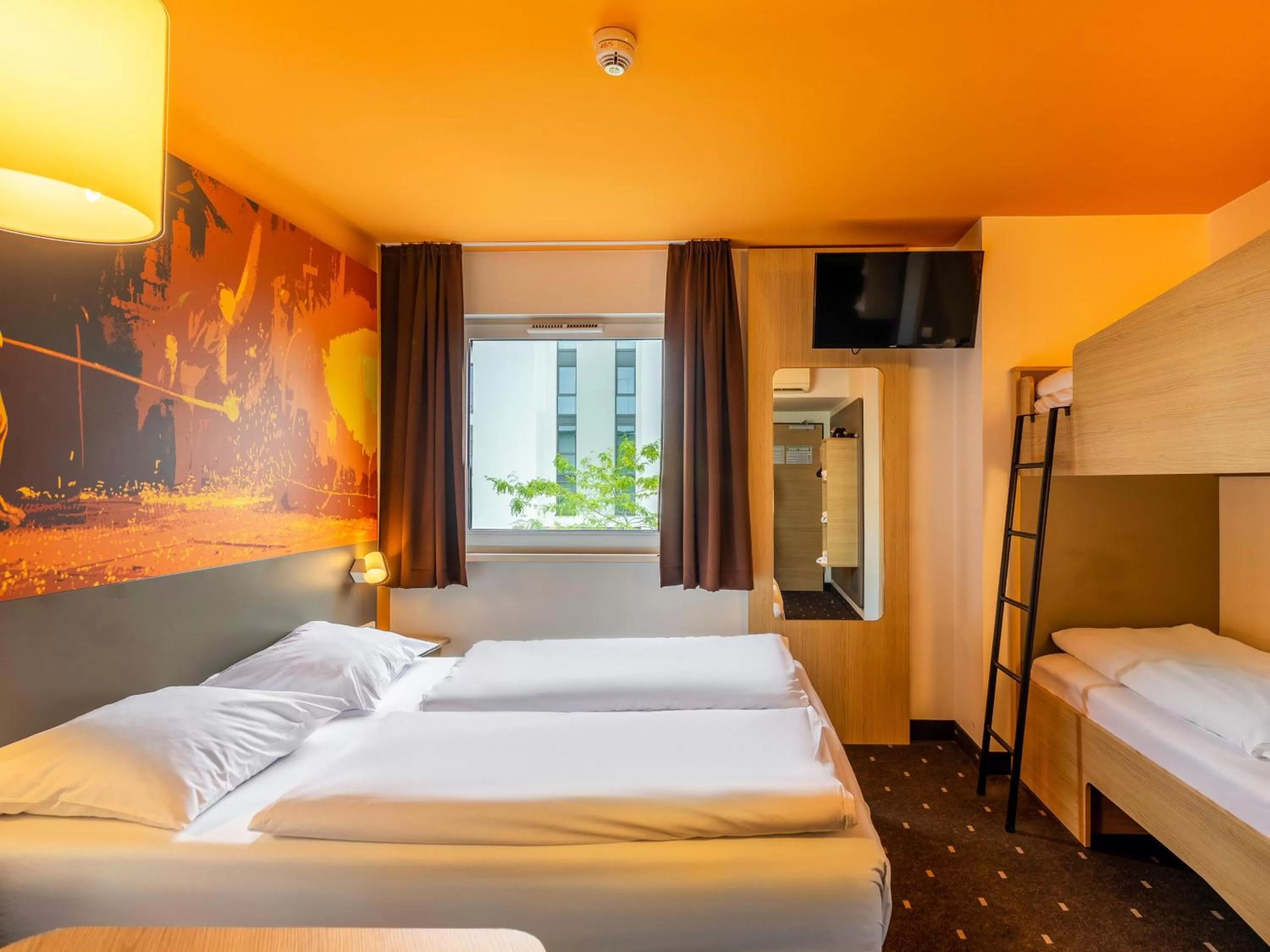 Family Room (3 Adults + 1 Child) in B&B Hotel Essen