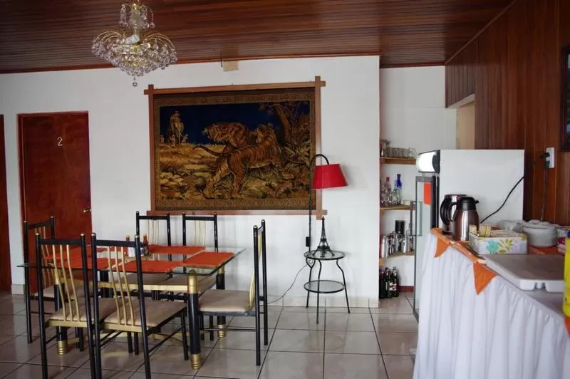 Communal lounge/ TV room in Hotel Your House