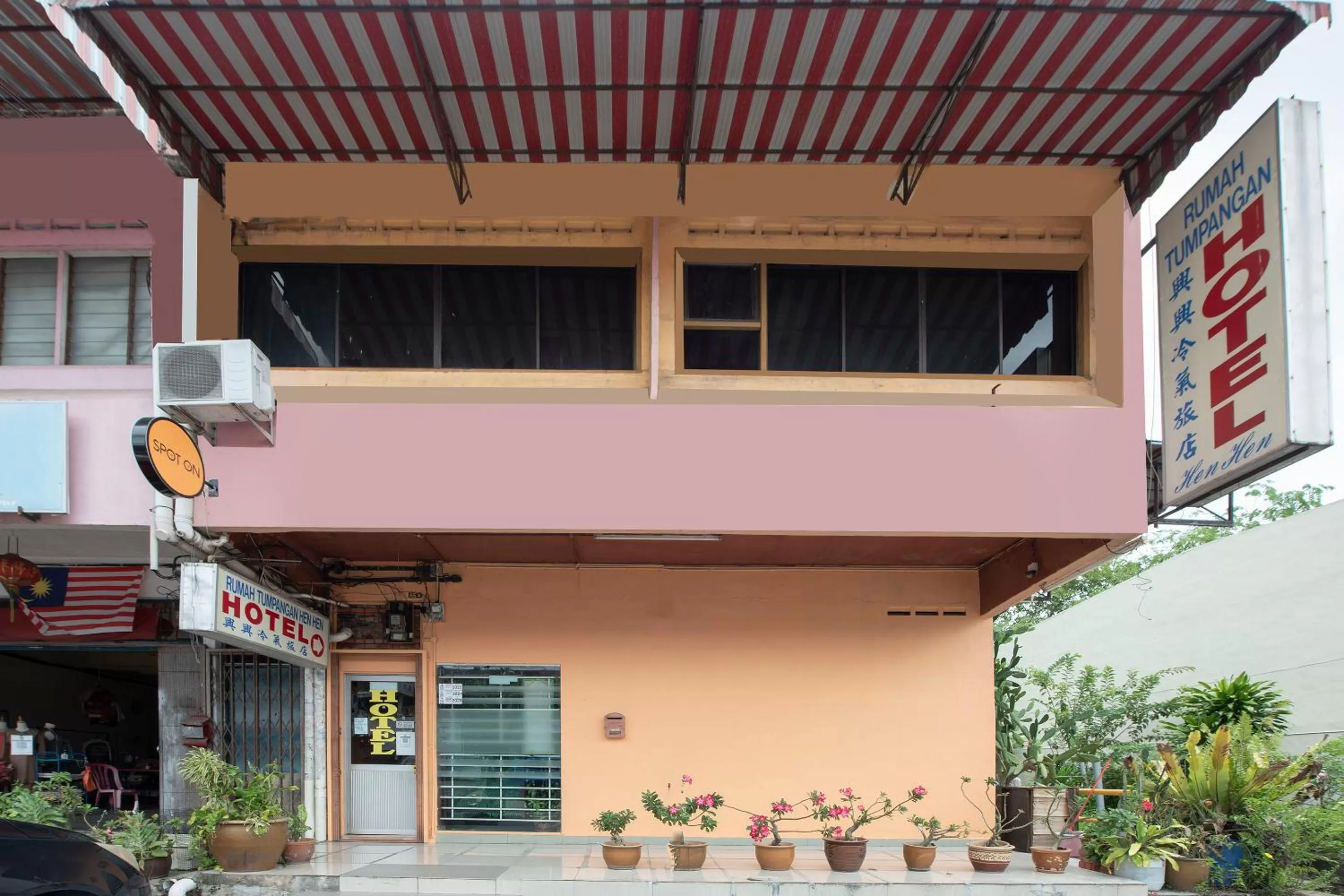 Facade/entrance, Property Building in SPOT ON 90305 Hen Hen Hotel