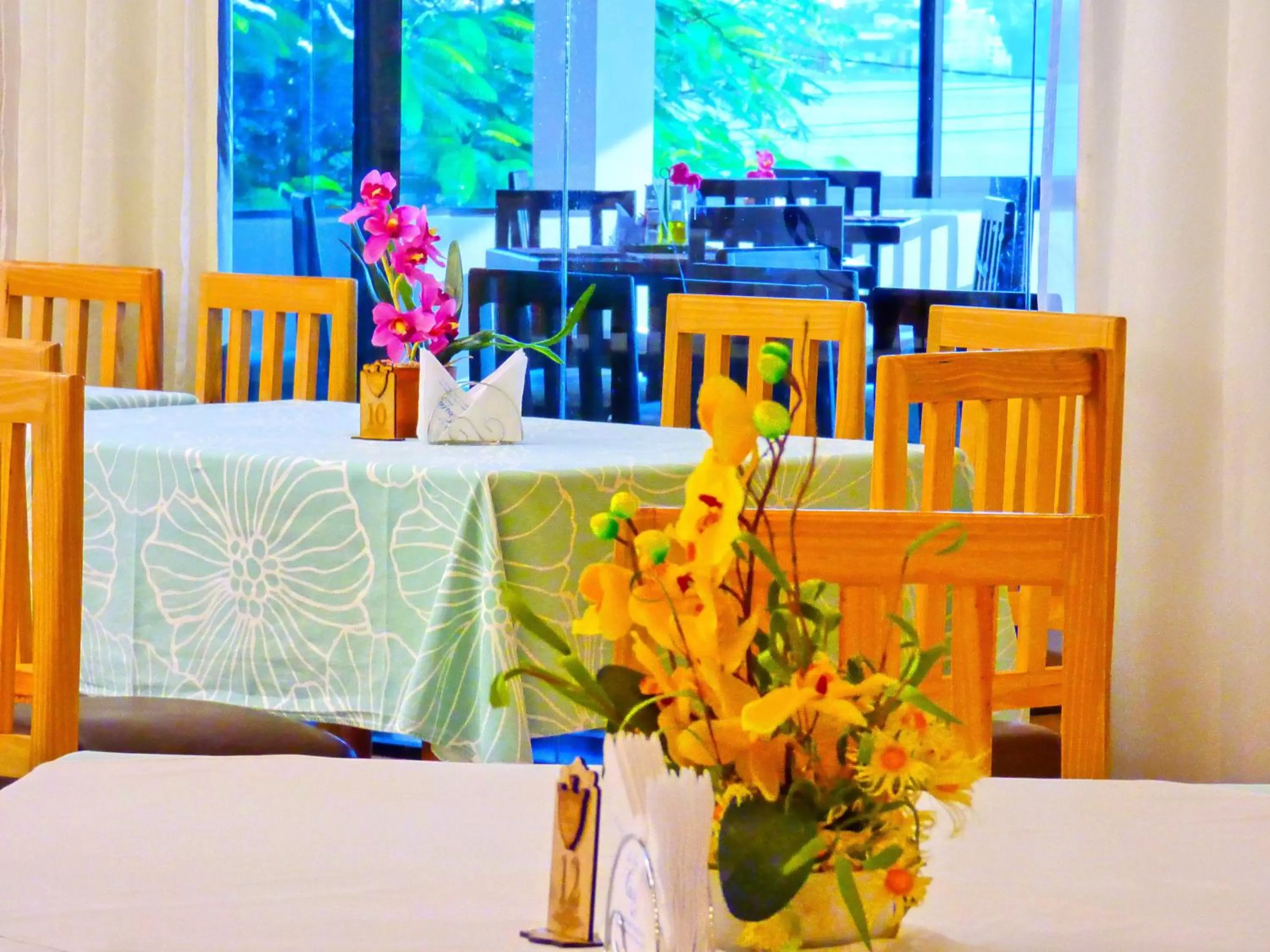 Restaurant/places to eat in De La Costa Hotel