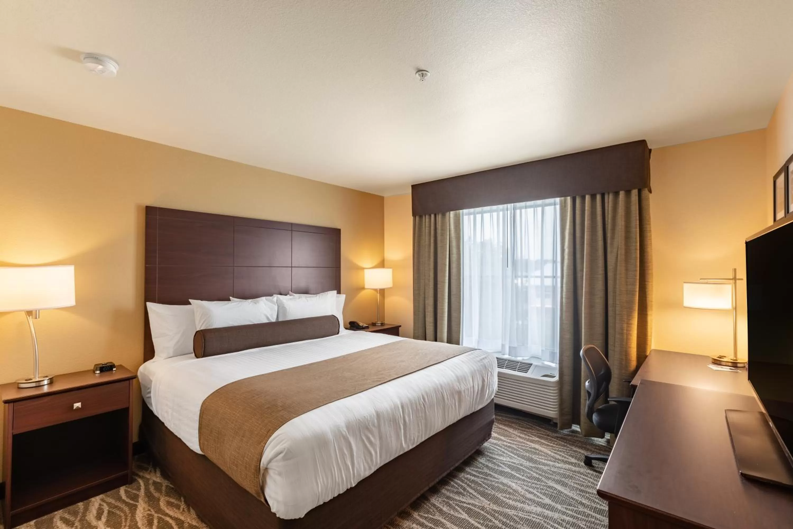 Bed in Cobblestone Hotel & Suites Hartford