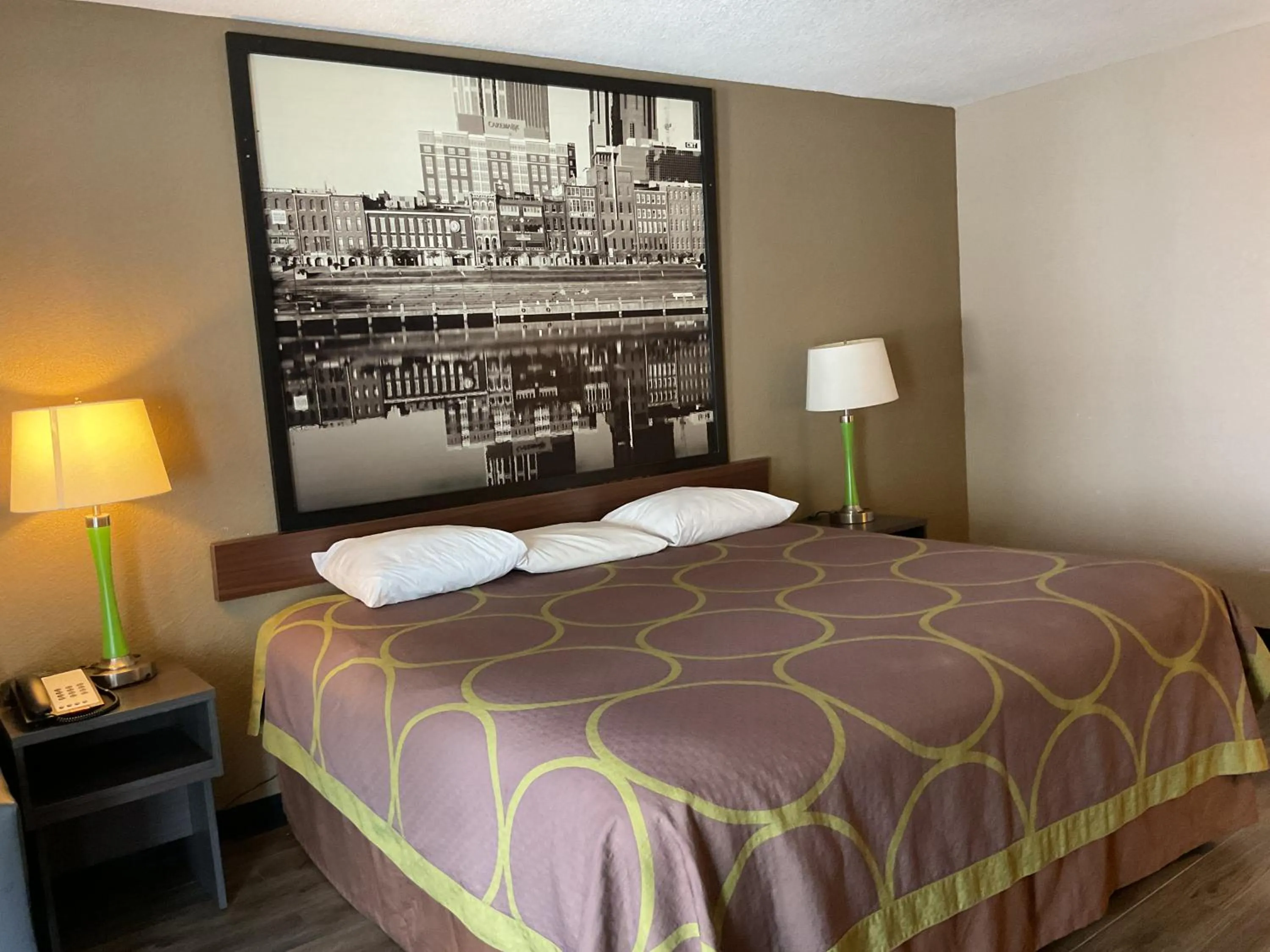 Bed in Super 8 by Wyndham Chattanooga/East Ridge