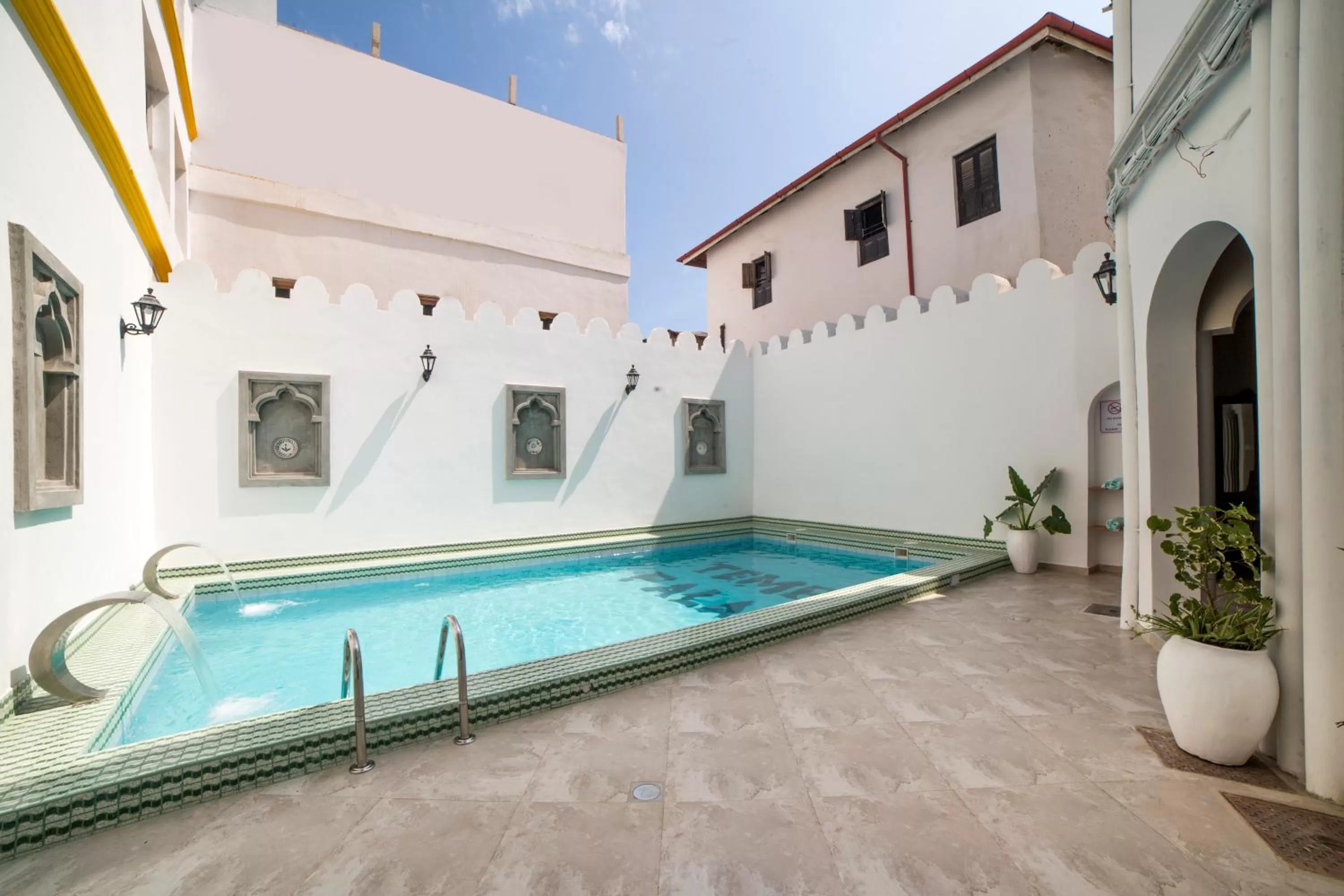 Swimming pool in Tembo House Hotel