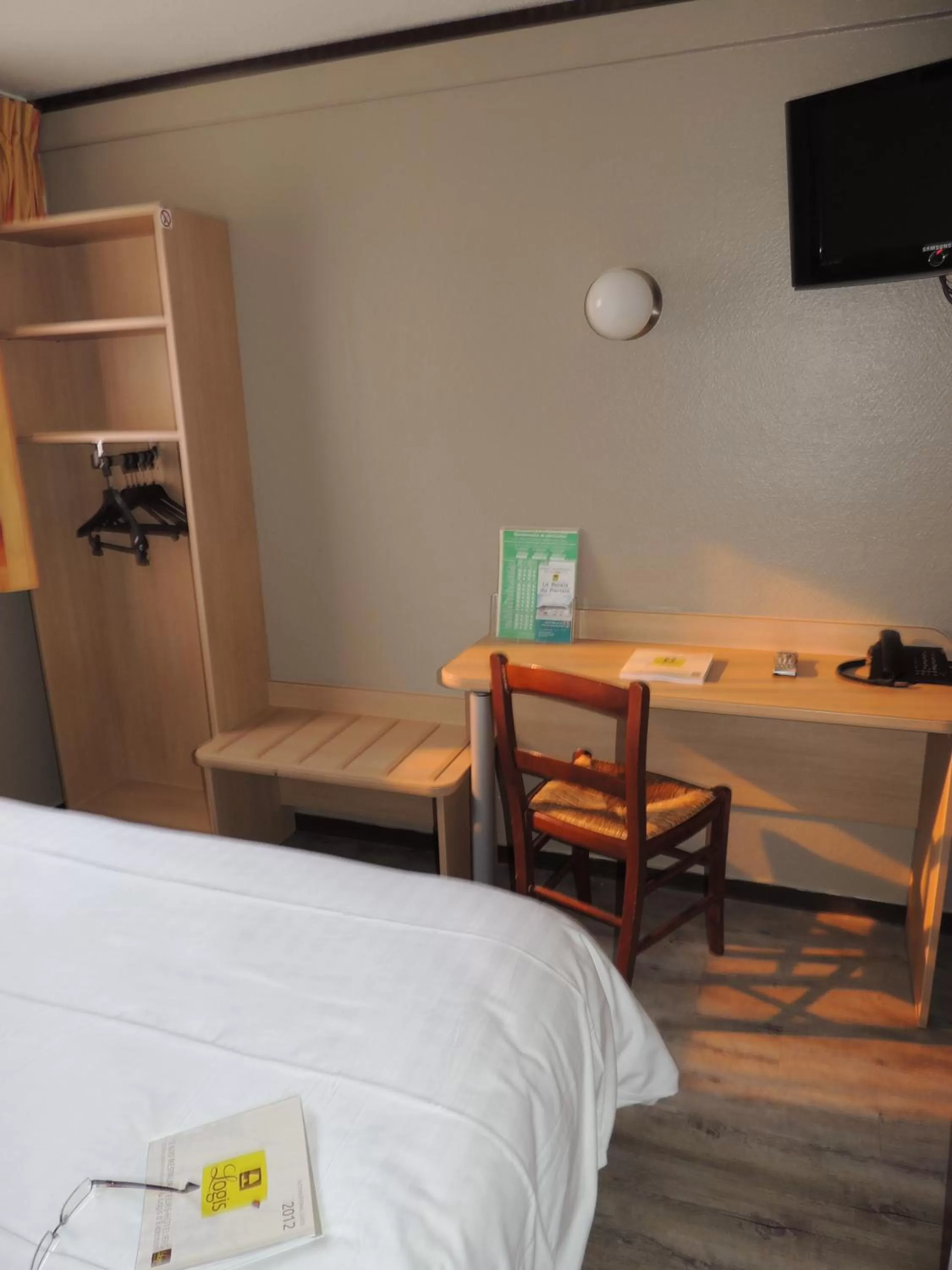 Seating area, Bed in Logis Hôtel - Le Relais du Parisis