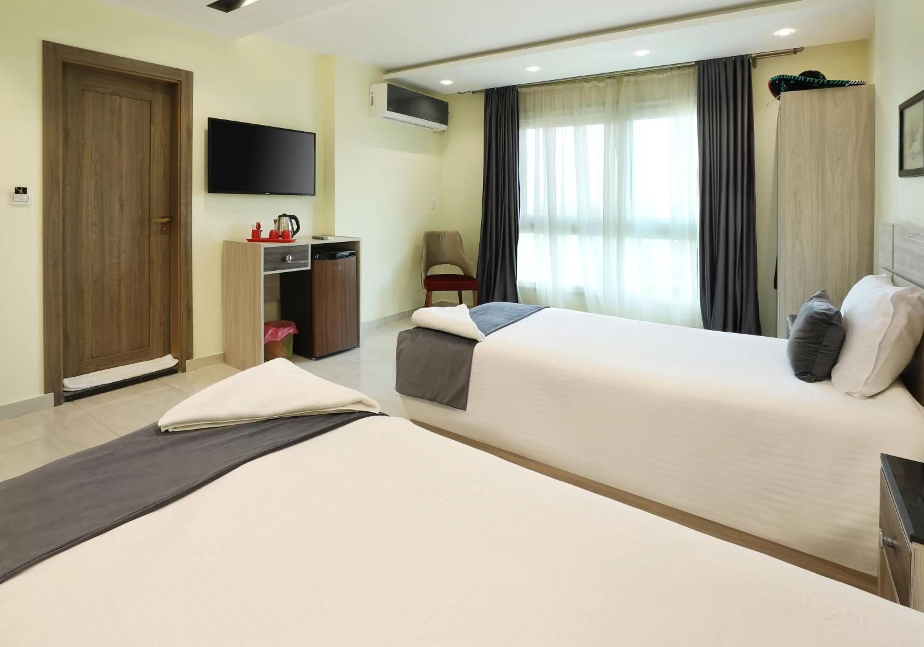 Communal lounge/ TV room, Bed in Brothers Pyramids View Hotel