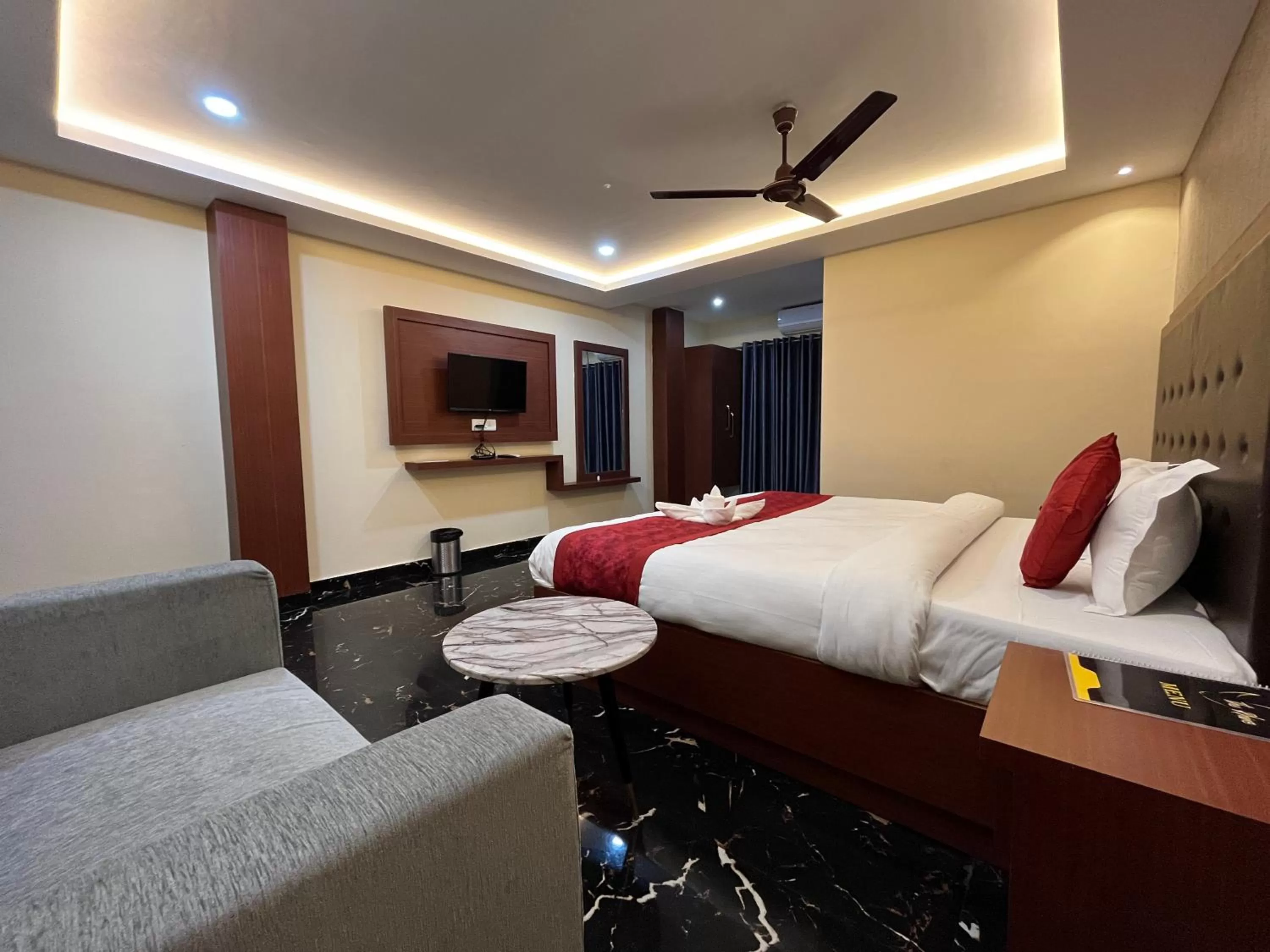 Communal lounge/ TV room, Bed in The Rhino