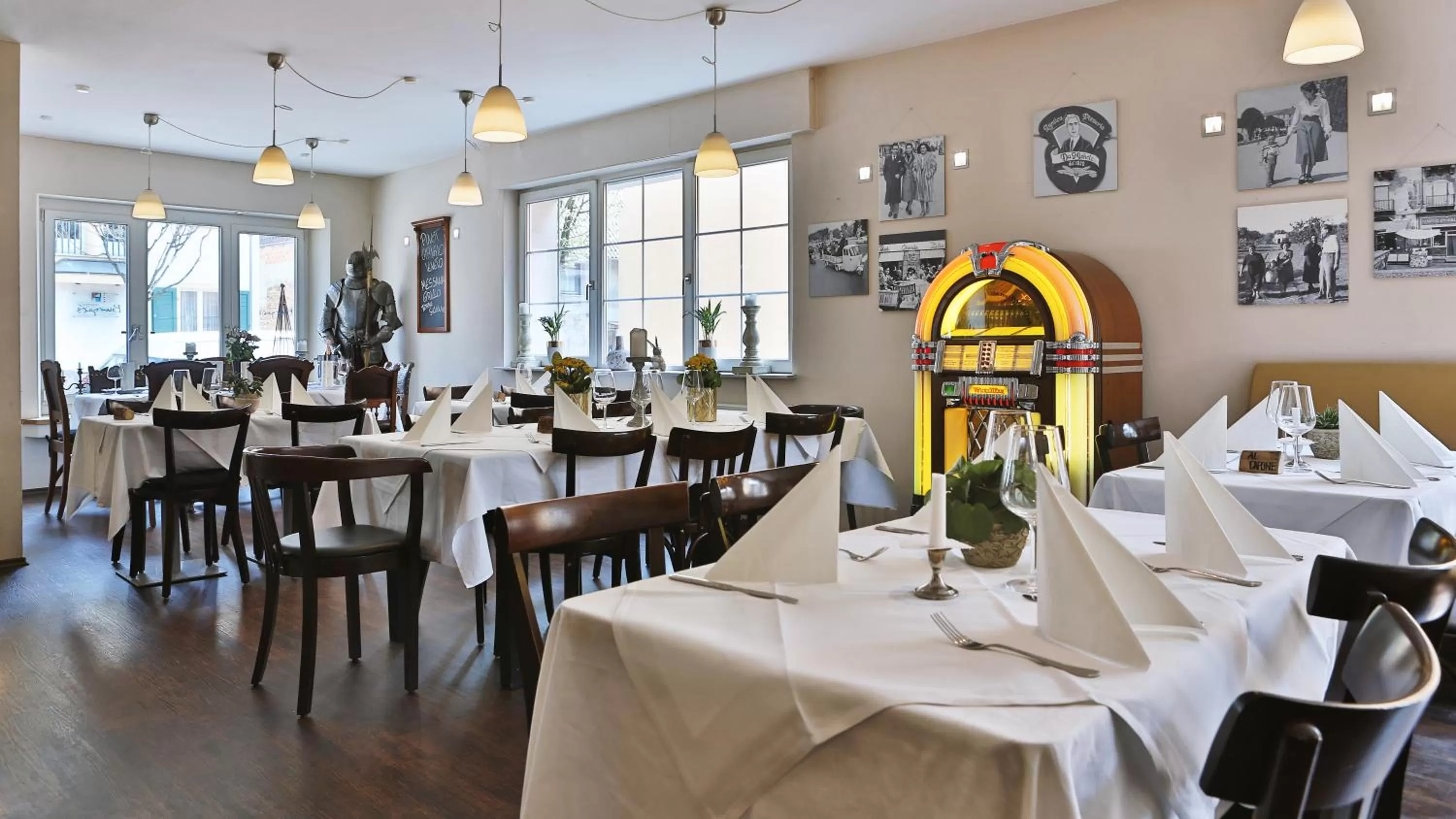 Restaurant/places to eat in Burgers Hotel