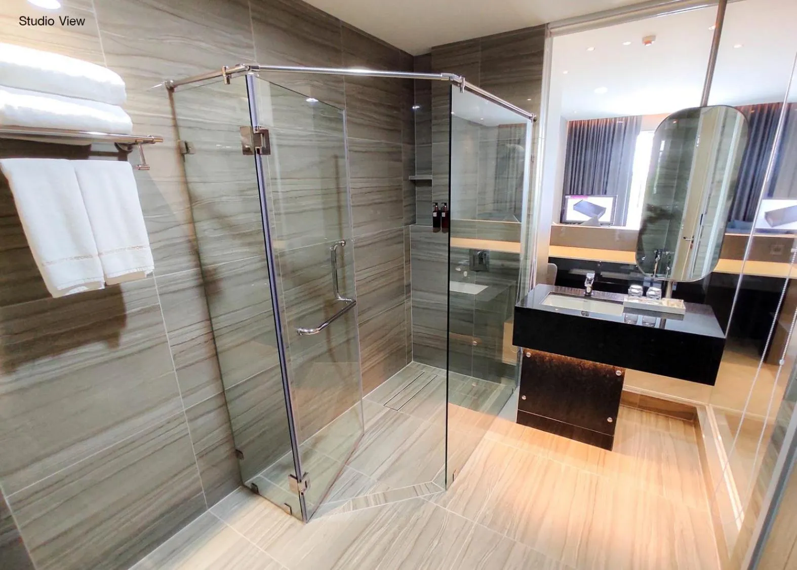 Toilet in Golden City Rayong Hotel