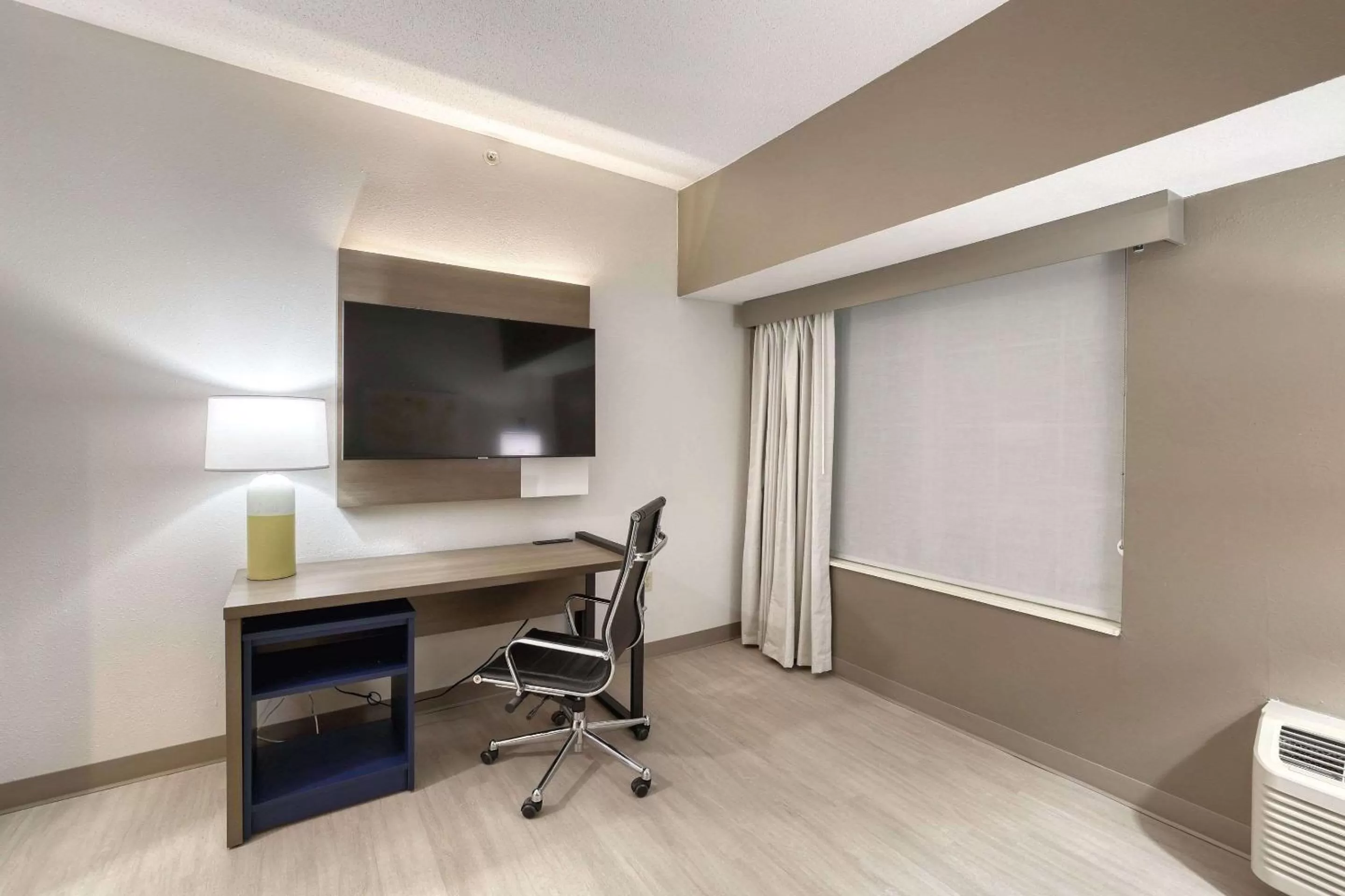 Bedroom in Comfort Suites Milwaukee Airport