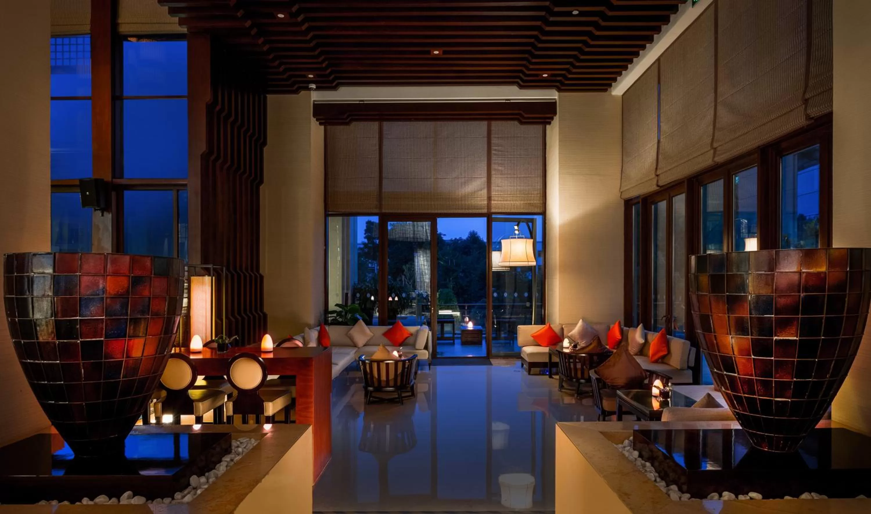 Lounge or bar in InterContinental Kunming by IHG