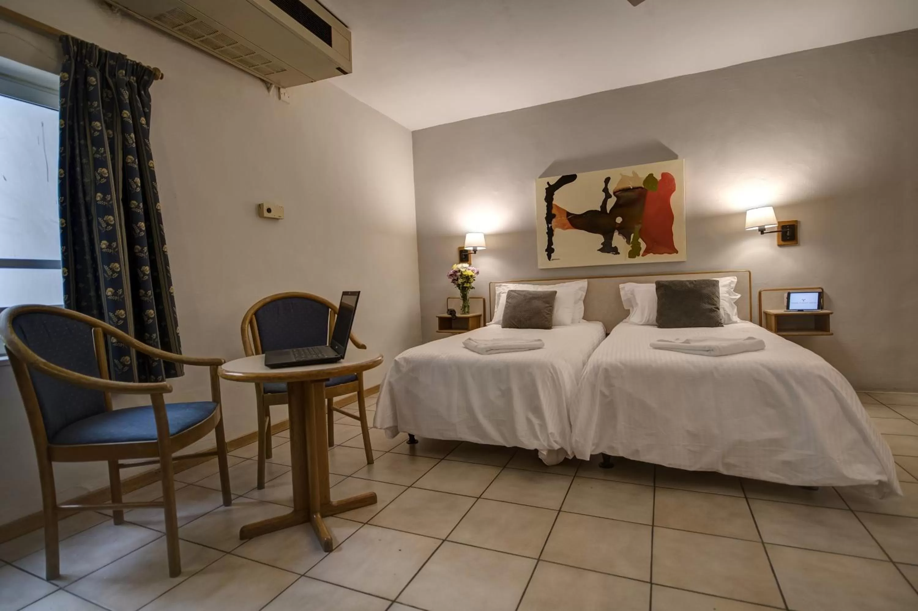 Photo of the whole room, Bed in Sliema Chalet Hotel