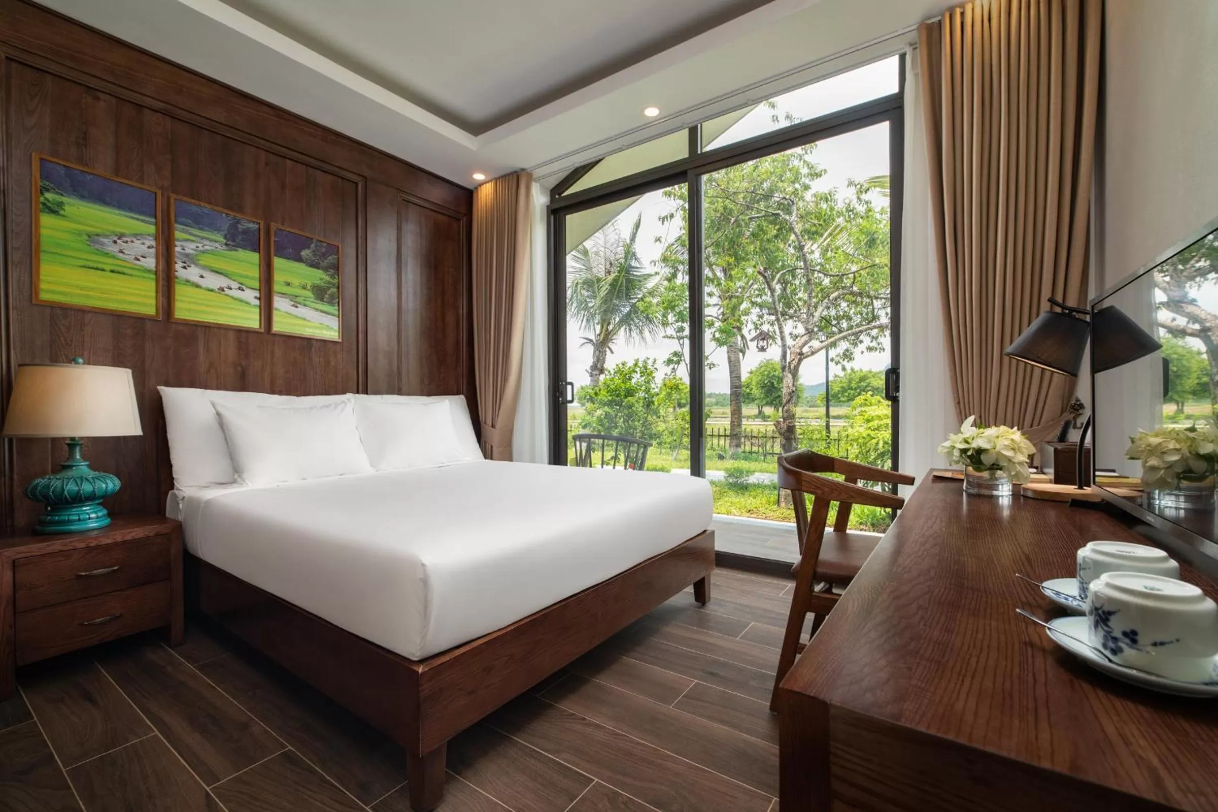 Bed in Bai Dinh Riverside Resort & Spa