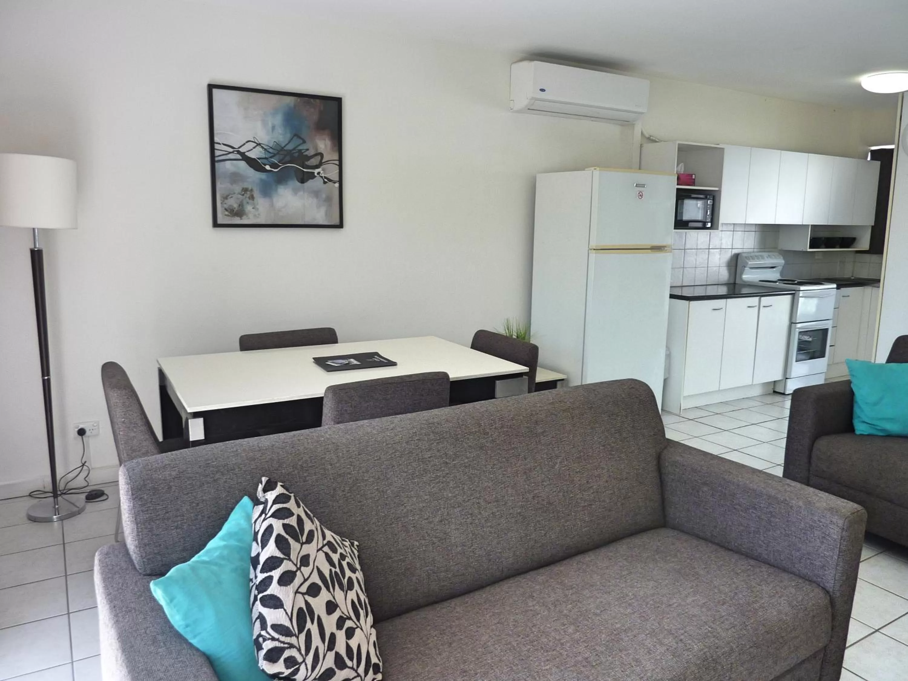 Kitchen or kitchenette in Jadran Motel & El Jays Holiday Lodge