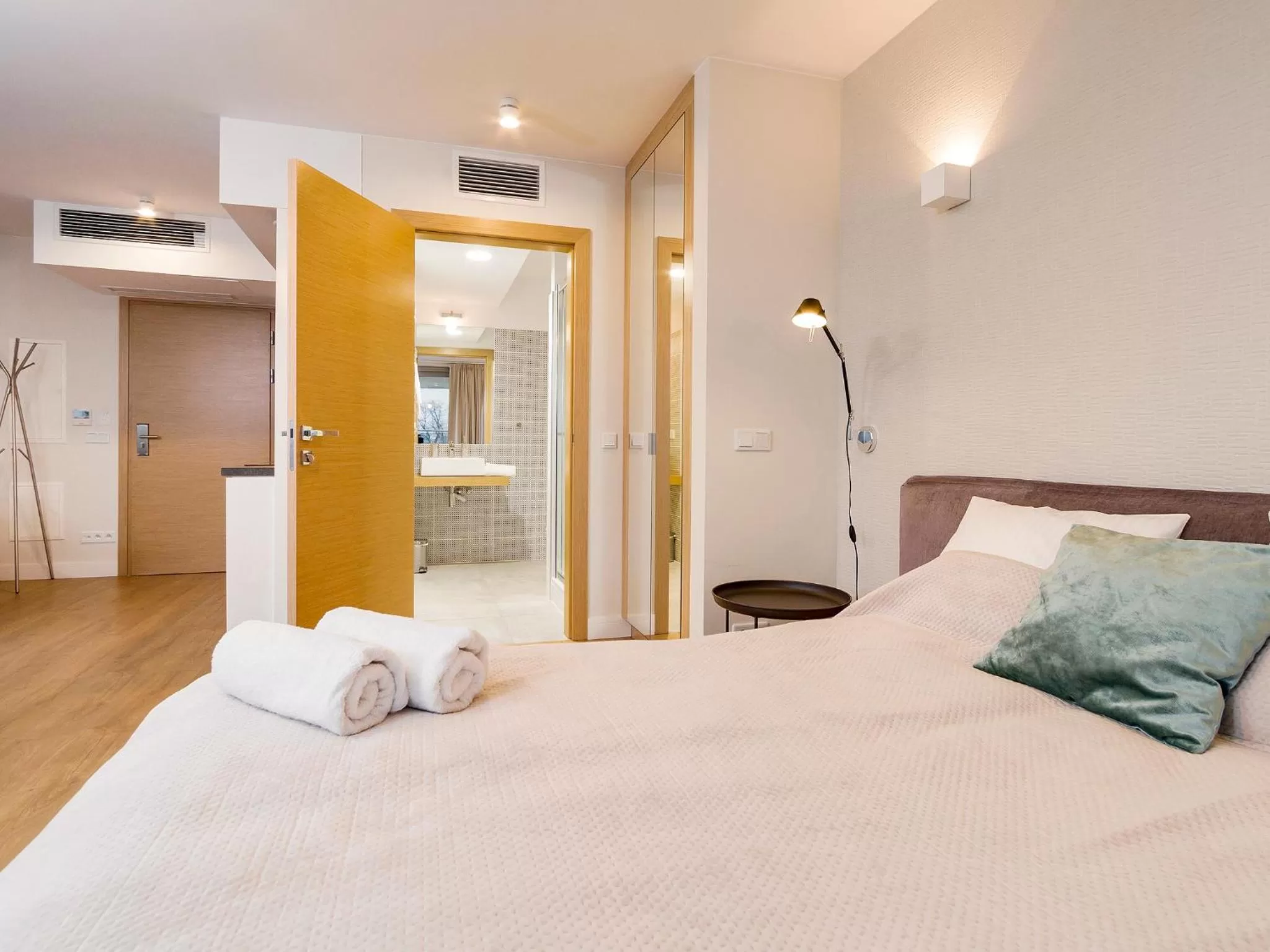 Shower, Bed in Riverside Aparthotel Cracow