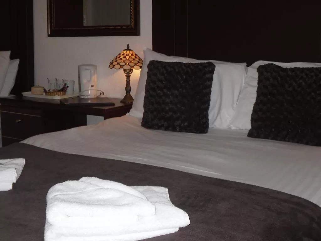 Bedroom, Bed in Richmond Hotel