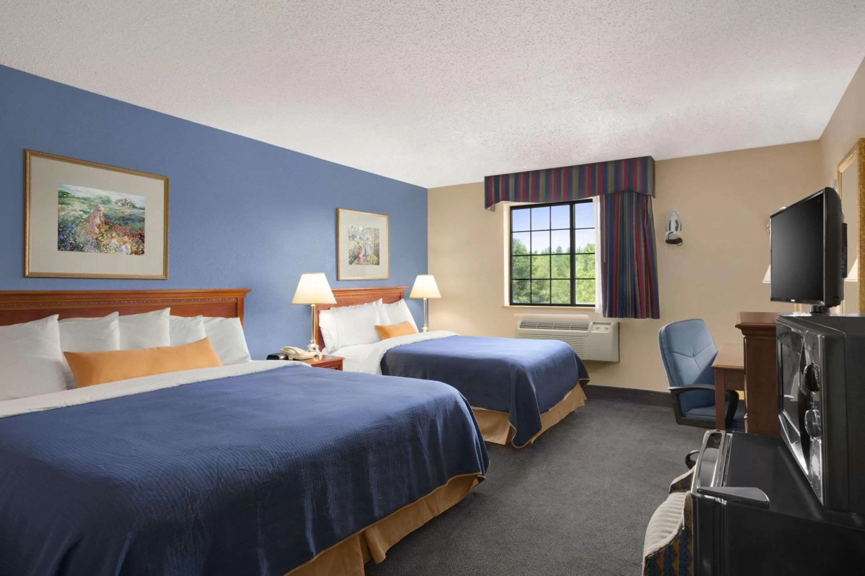 Photo of the whole room, Bed in Days Inn by Wyndham Keene NH