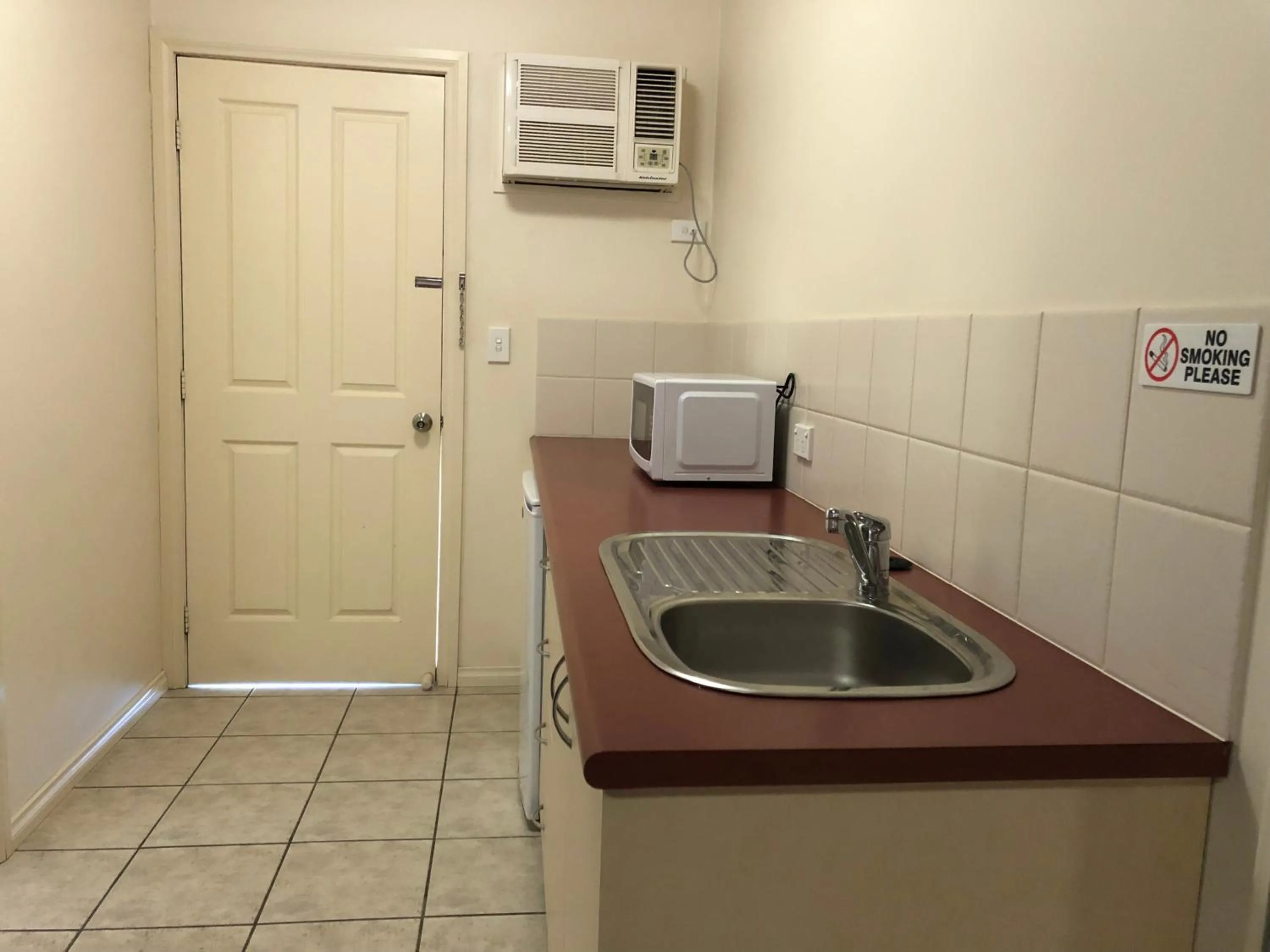 Outback Quarters Motel Hay and Restaurant