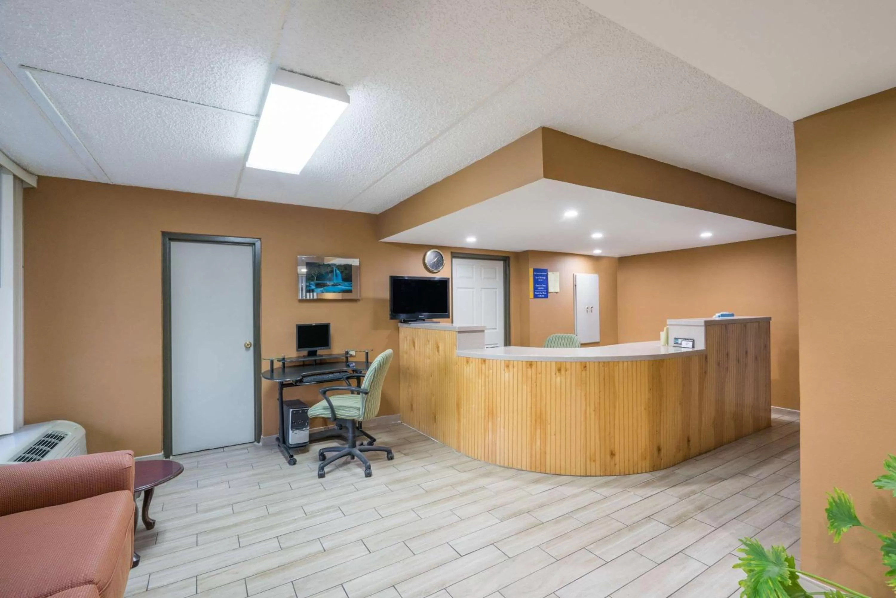 Lobby or reception in Days Inn by Wyndham Hurricane Mills