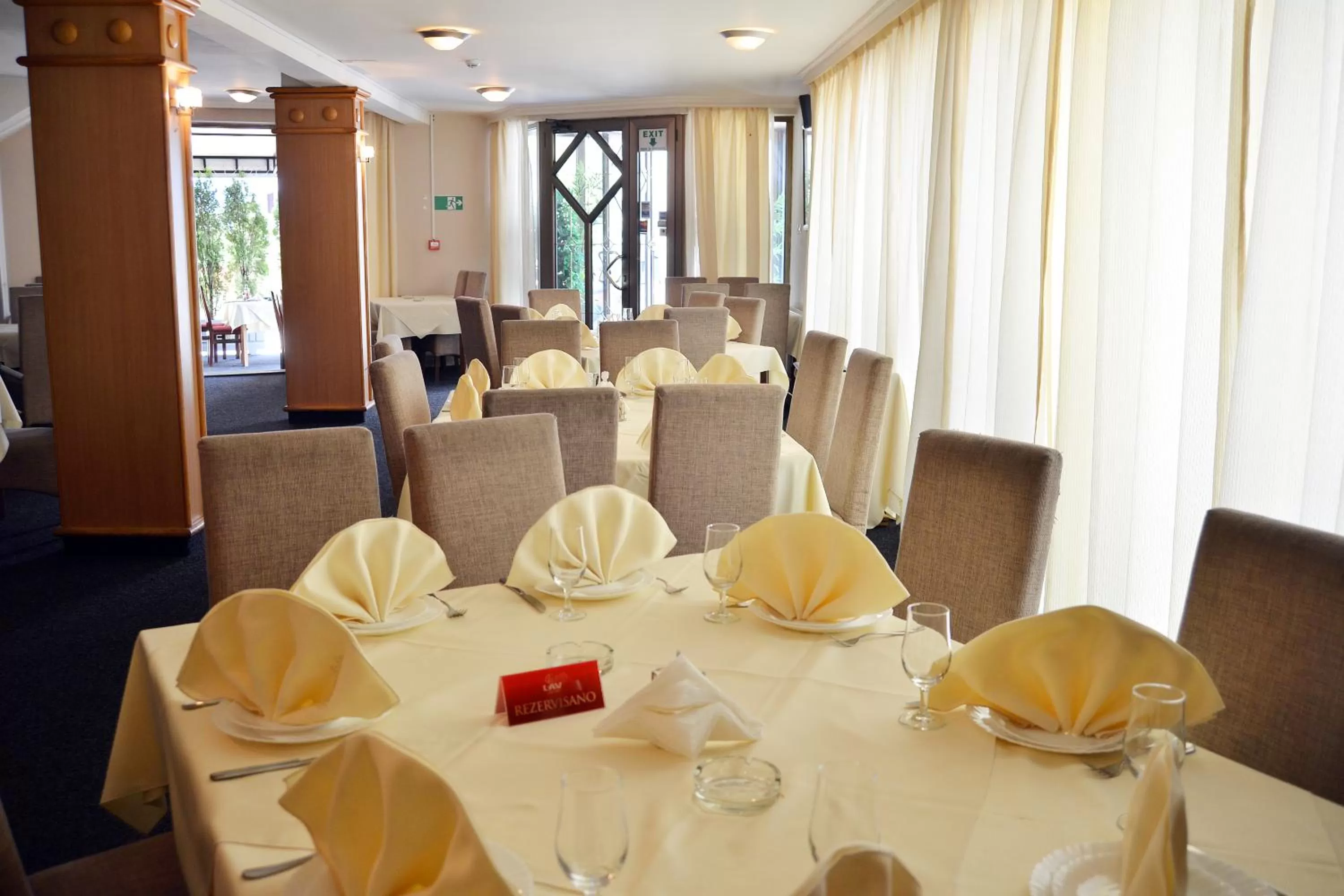 Restaurant/places to eat in Hotel Golf