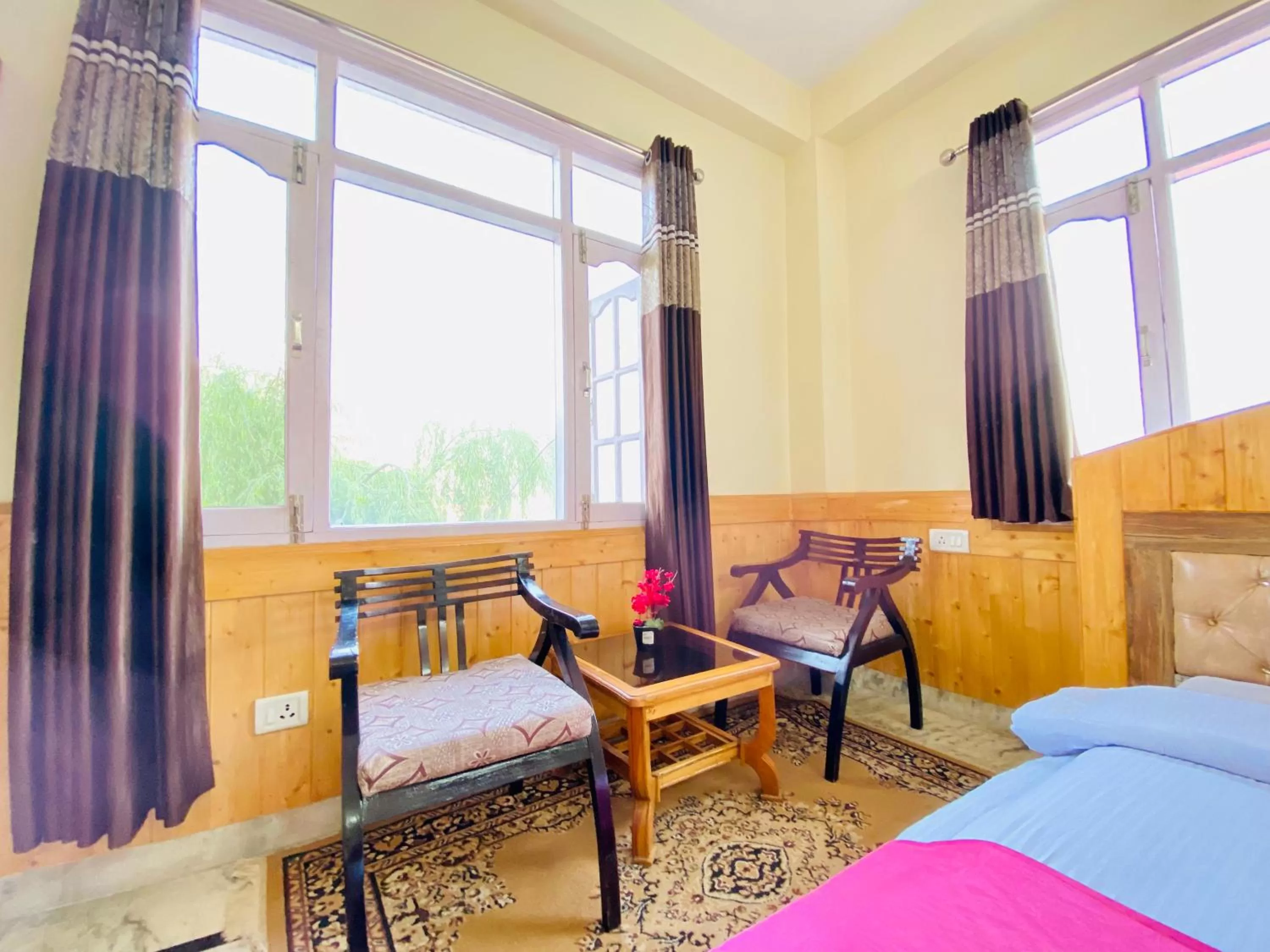 Seating area, Bed in Sai Cottage Shimla