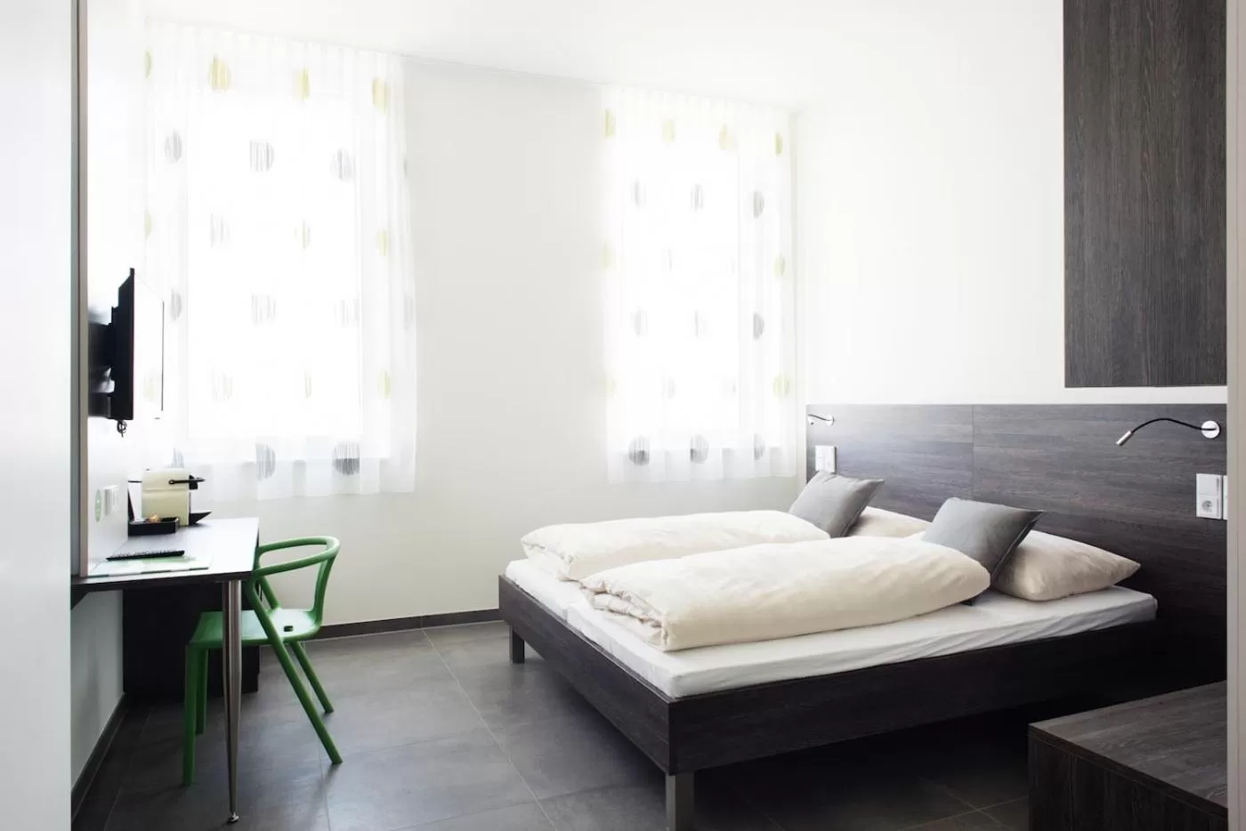 Photo of the whole room, Bed in eee Hotel Traun