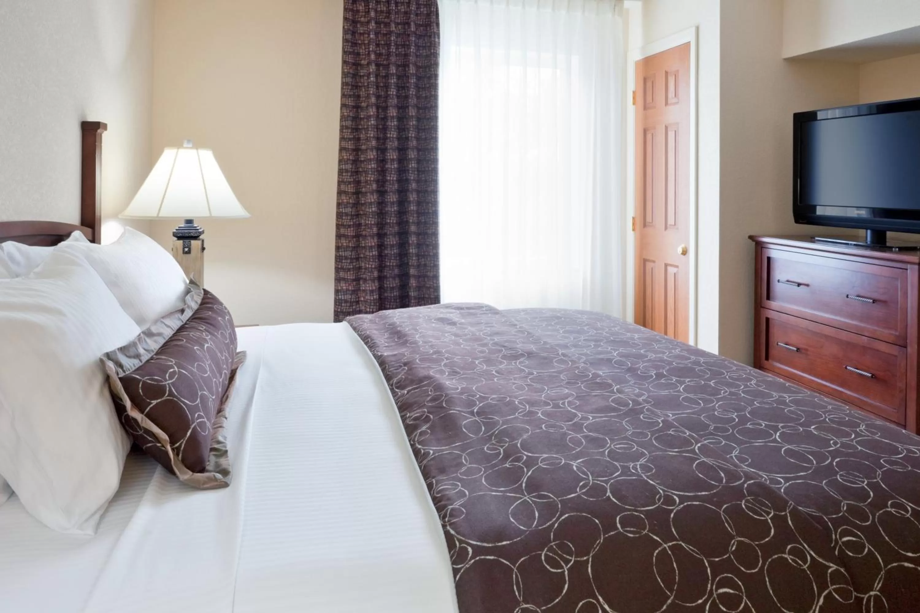 Bed in Staybridge Suites - Philadelphia Valley Forge 422 by IHG