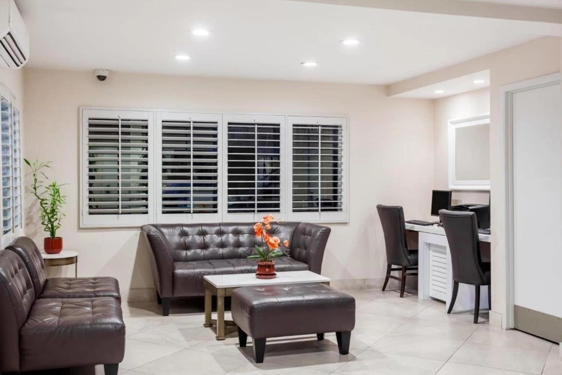 Lobby or reception in Days Inn by Wyndham San Diego Hotel Circle