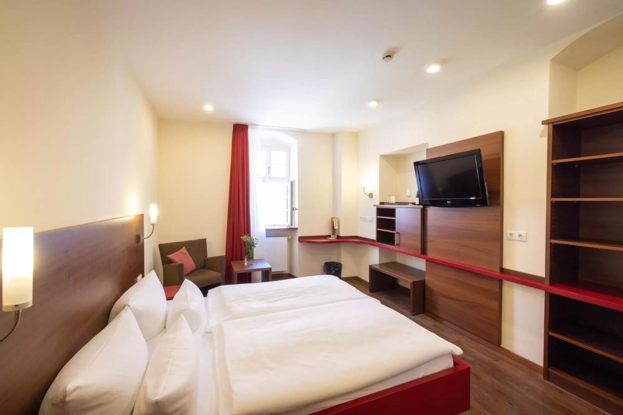 Bed, TV/Entertainment Center in Altstadthof Freinsheim