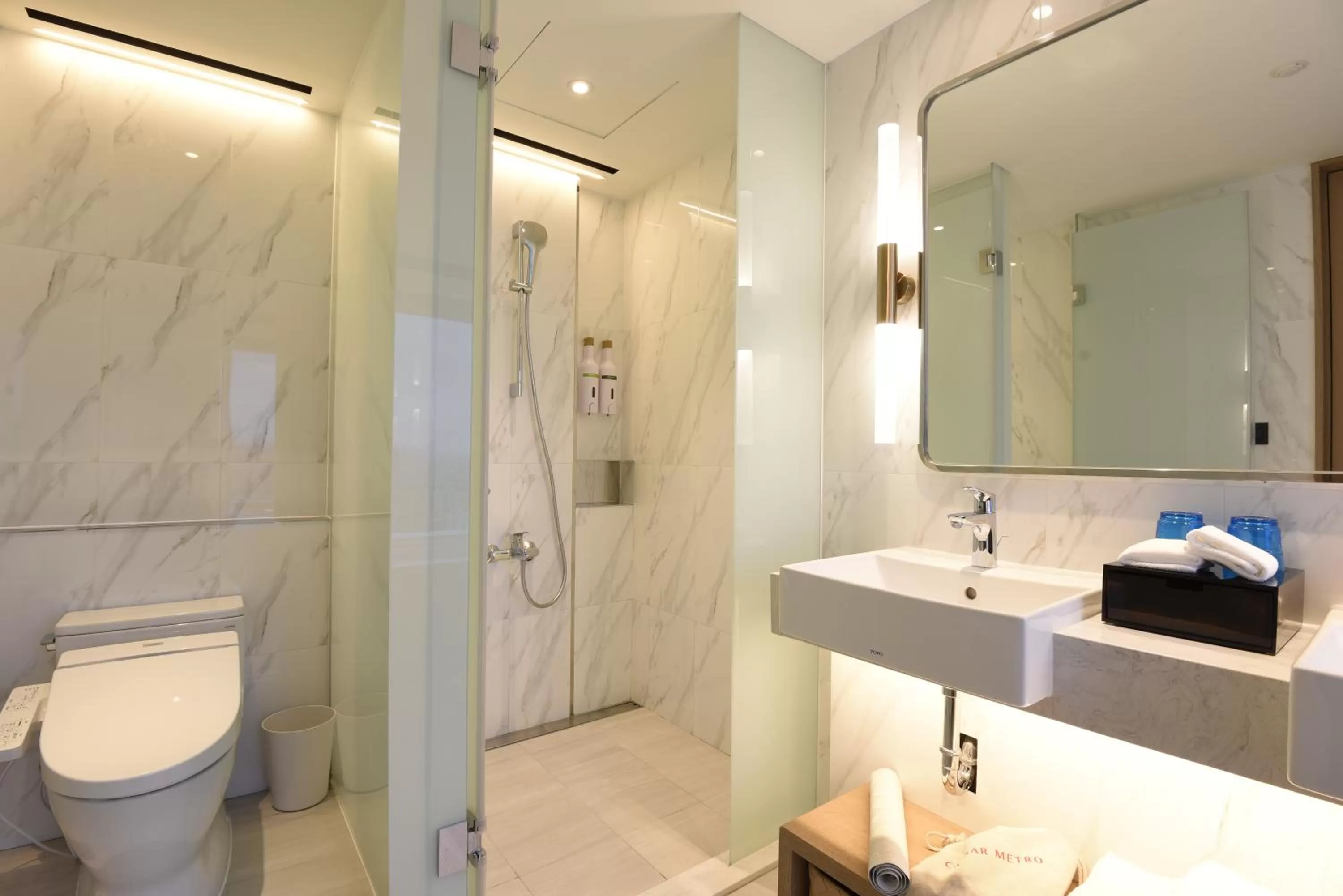 Shower in Caesar Metro Taipei