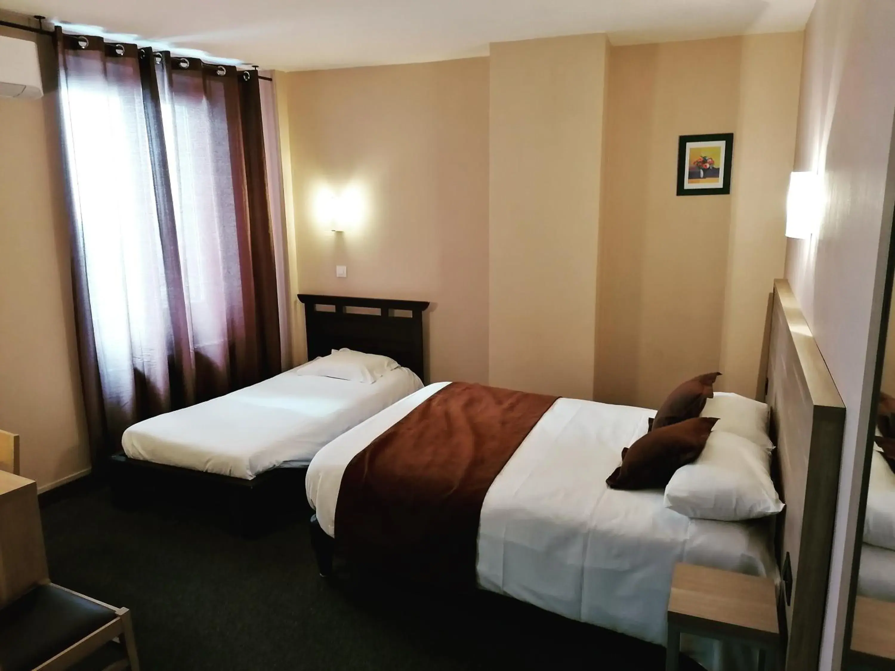 Triple Room in Logis Hôtel Saint Jacques Triple Room in Logis Hôtel Saint Jacques