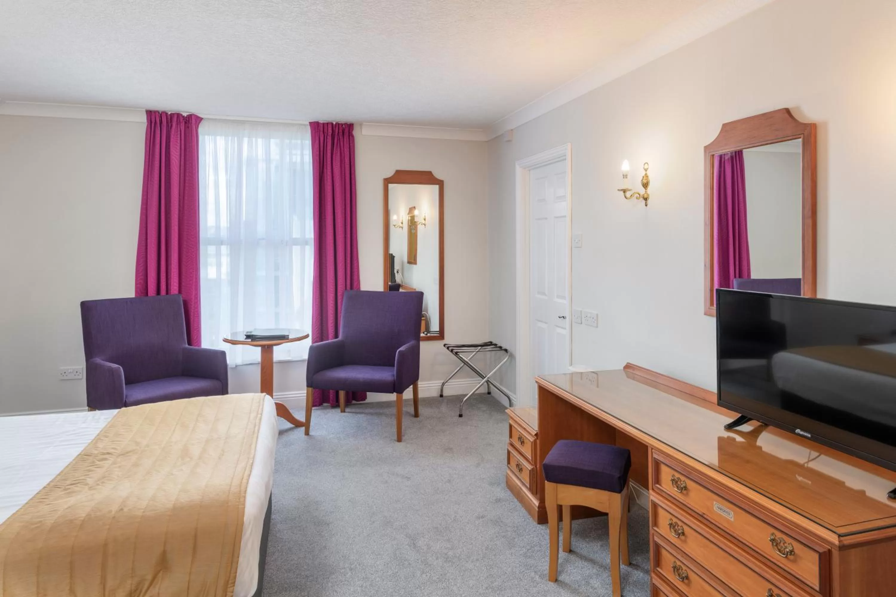 TV and multimedia, Bed in New Continental Hotel; Sure Hotel Collection by Best Western