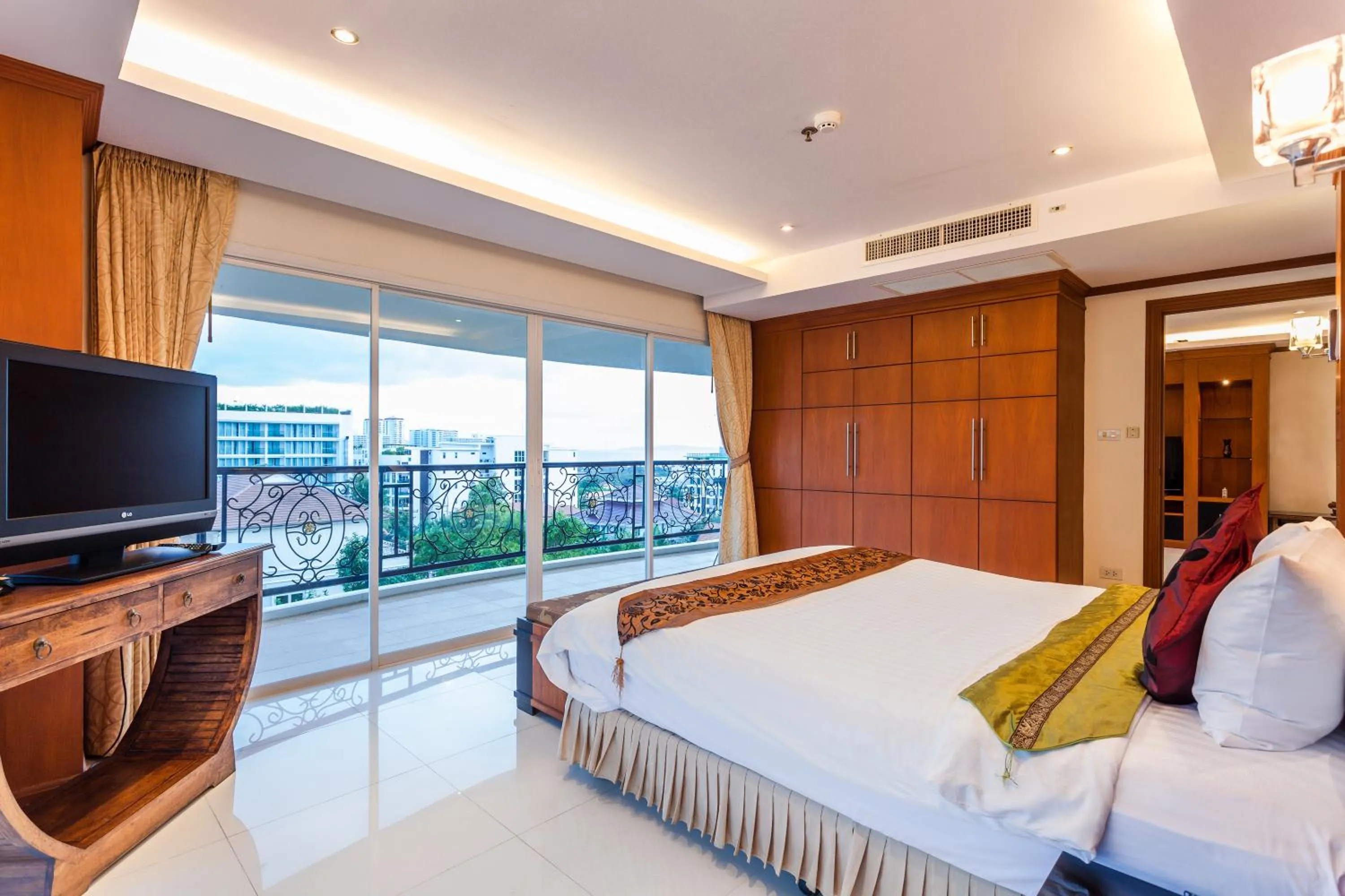 Balcony/Terrace, Bed in Tara Court Hotel