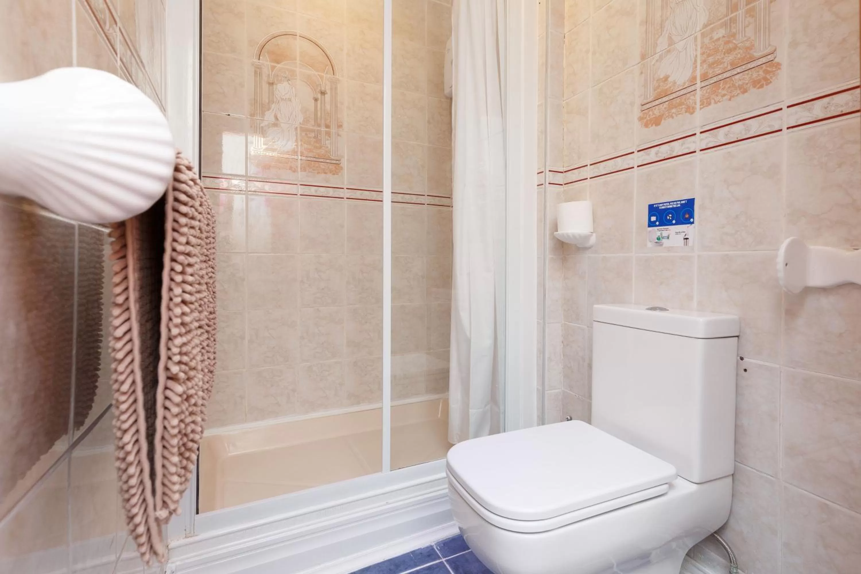 Shower in Castle Walk Bed & Breakfast