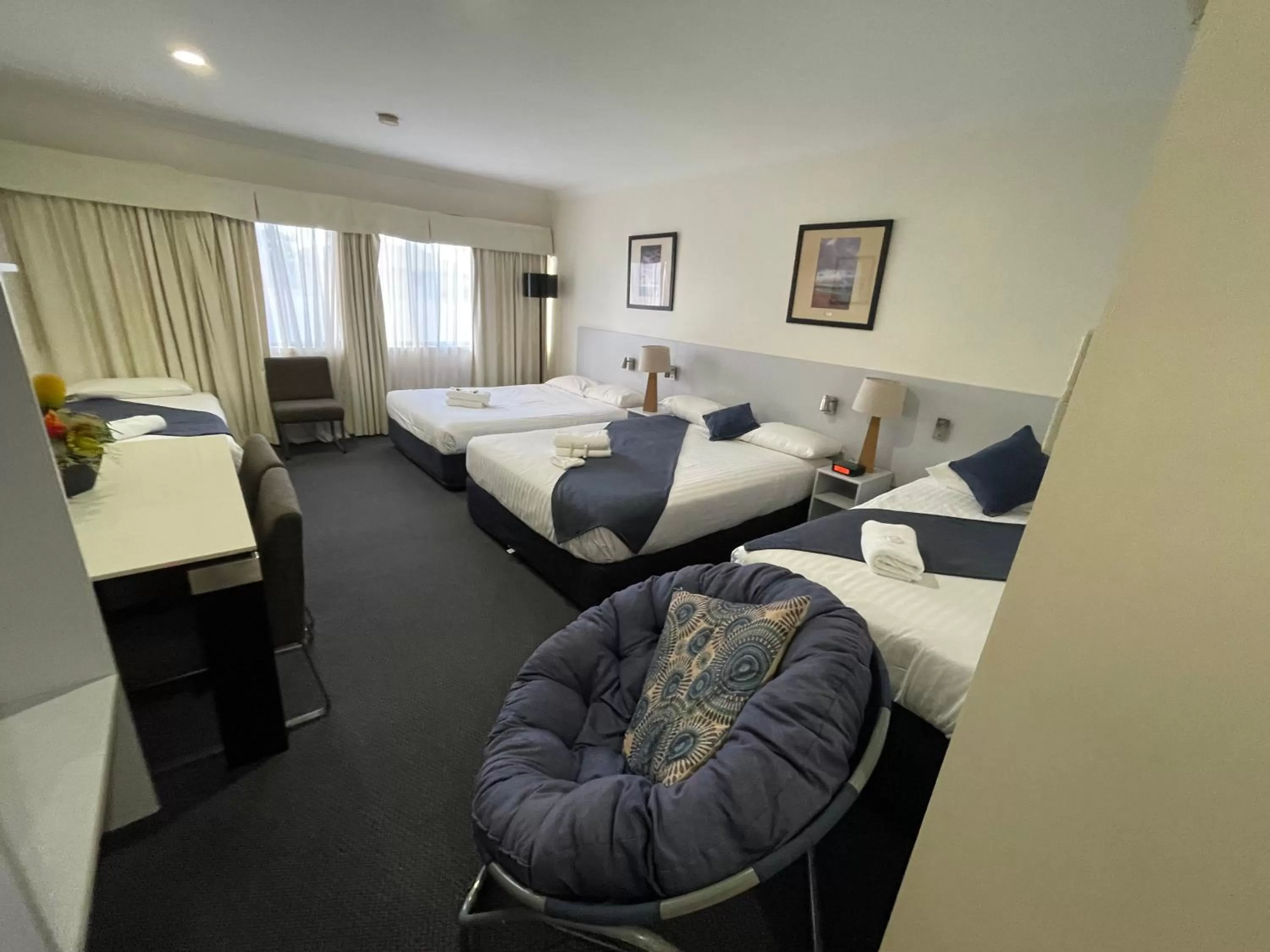 Bed in Lakeview Motor Inn