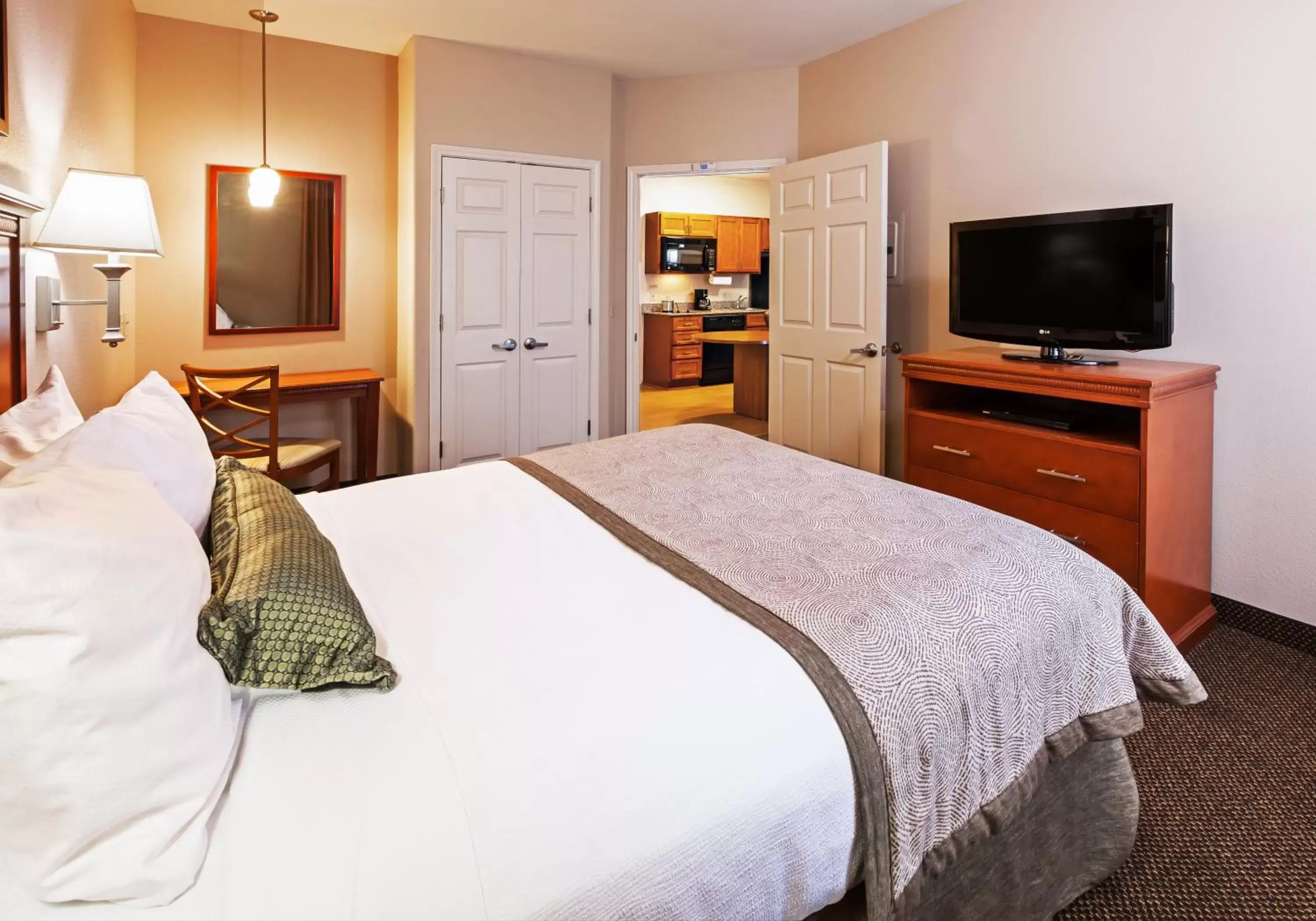 One-Bedroom Queen Suite - Non-Smoking in Candlewood Suites Deer Park, an IHG Hotel One-Bedroom Queen Suite - Non-Smoking in Candlewood Suites Deer Park, an IHG Hotel