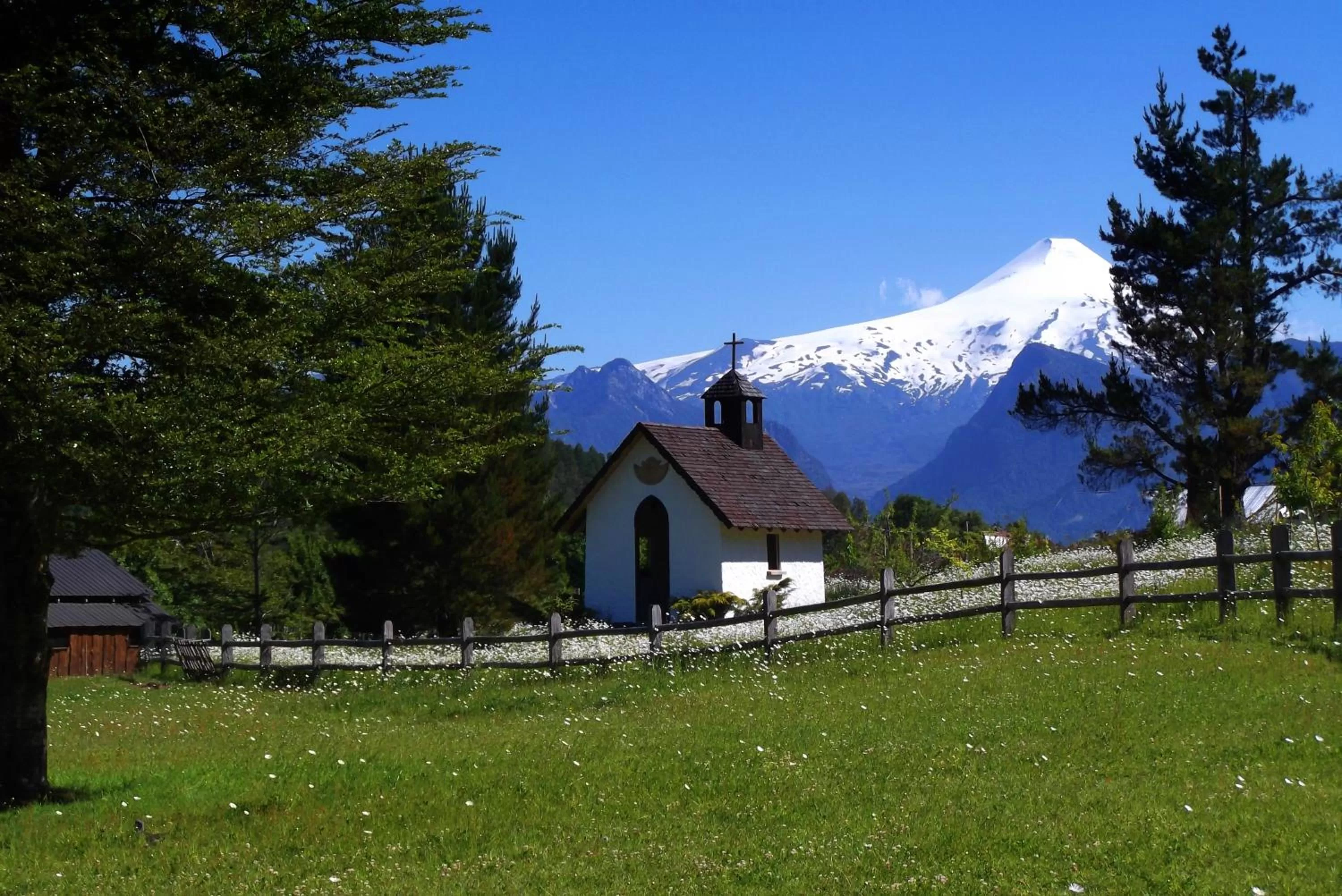 Garden, Property Building in Hotel Salto del Carileufu