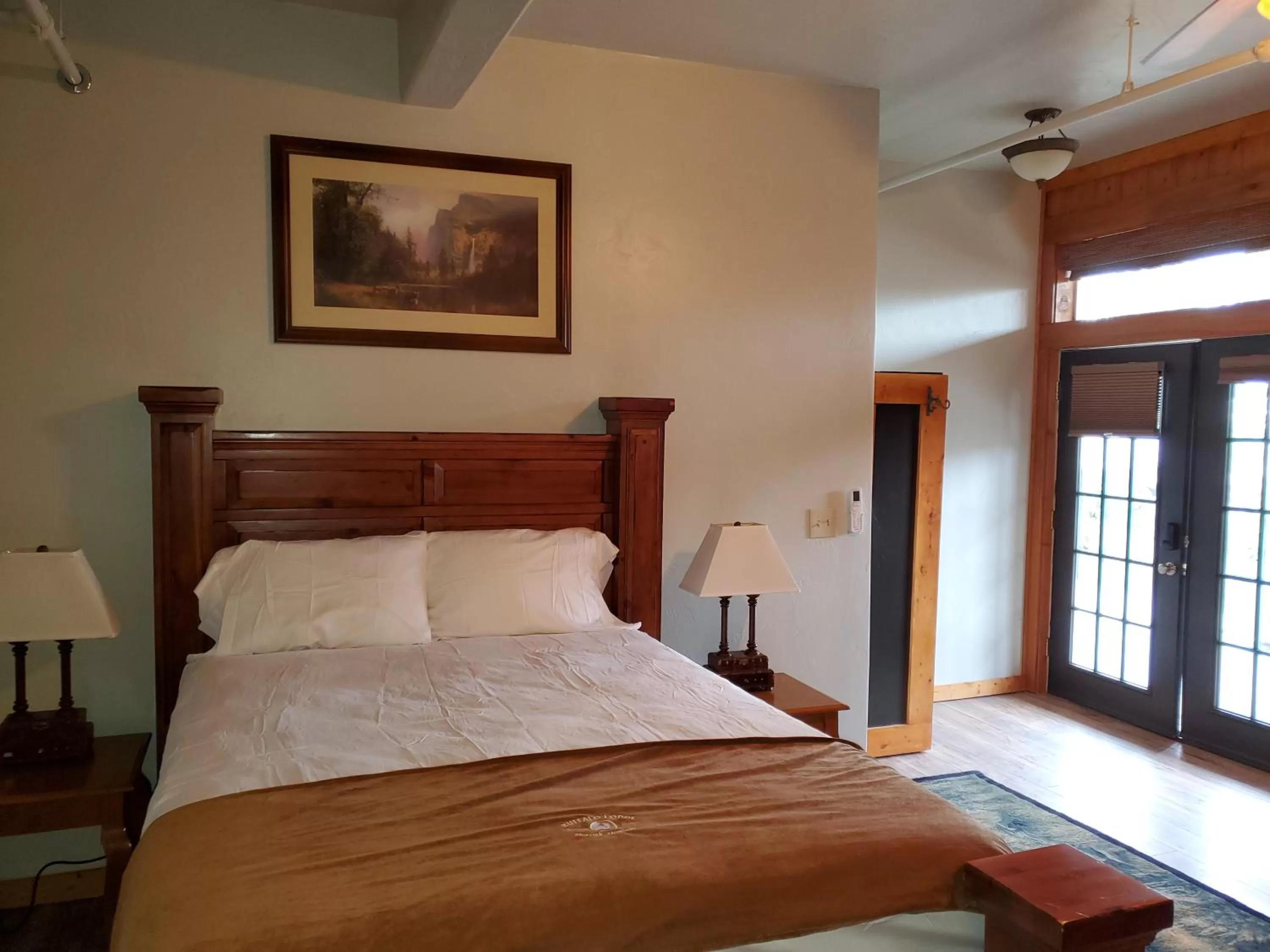Bedroom, Bed in Buffalo Lodge of Bigfork
