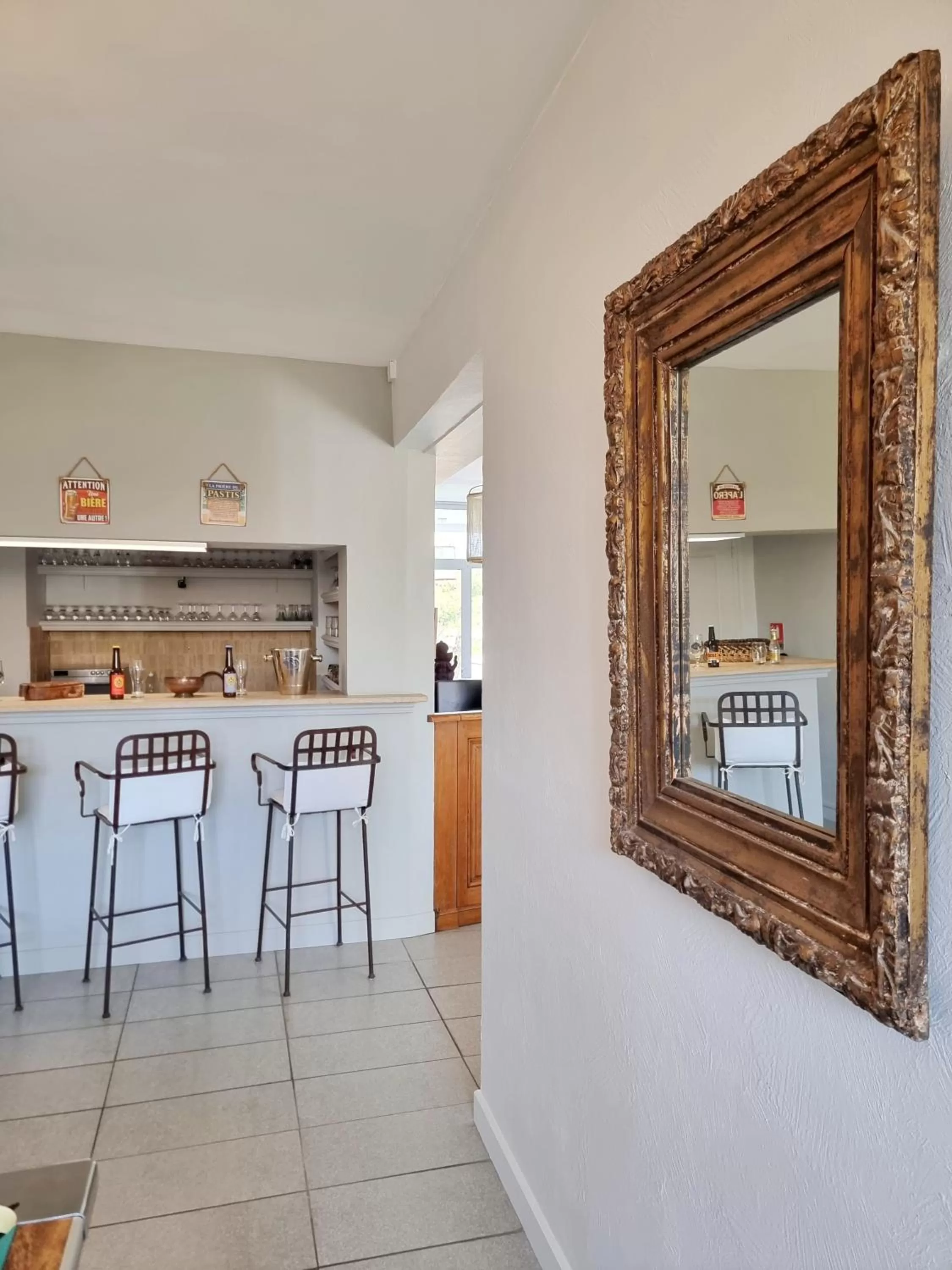 Lounge or bar in Castillon Des Baux