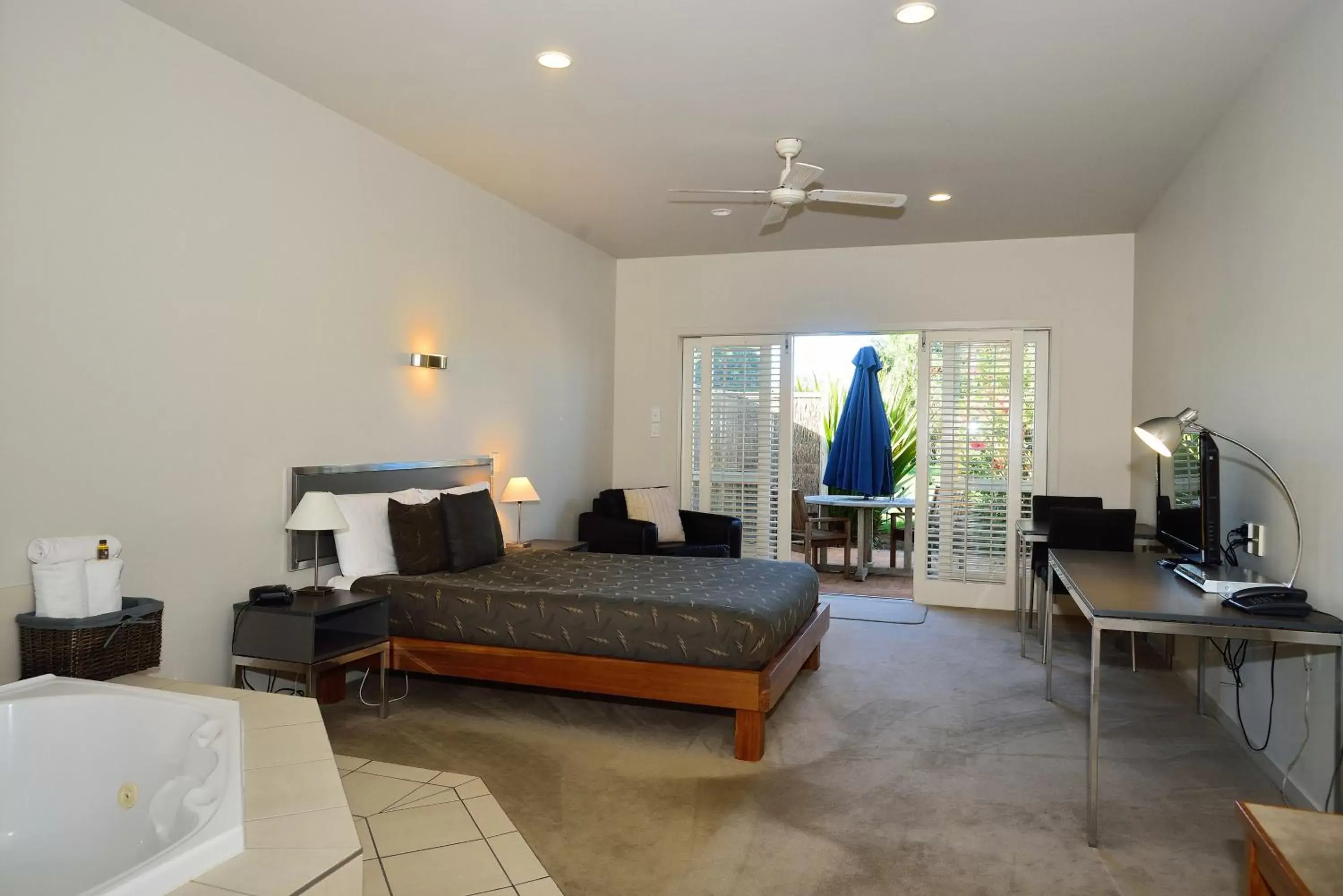 Executive Studio with Spa Bath in Ocean Beach Motor Lodge Executive Studio with Spa Bath in Ocean Beach Motor Lodge