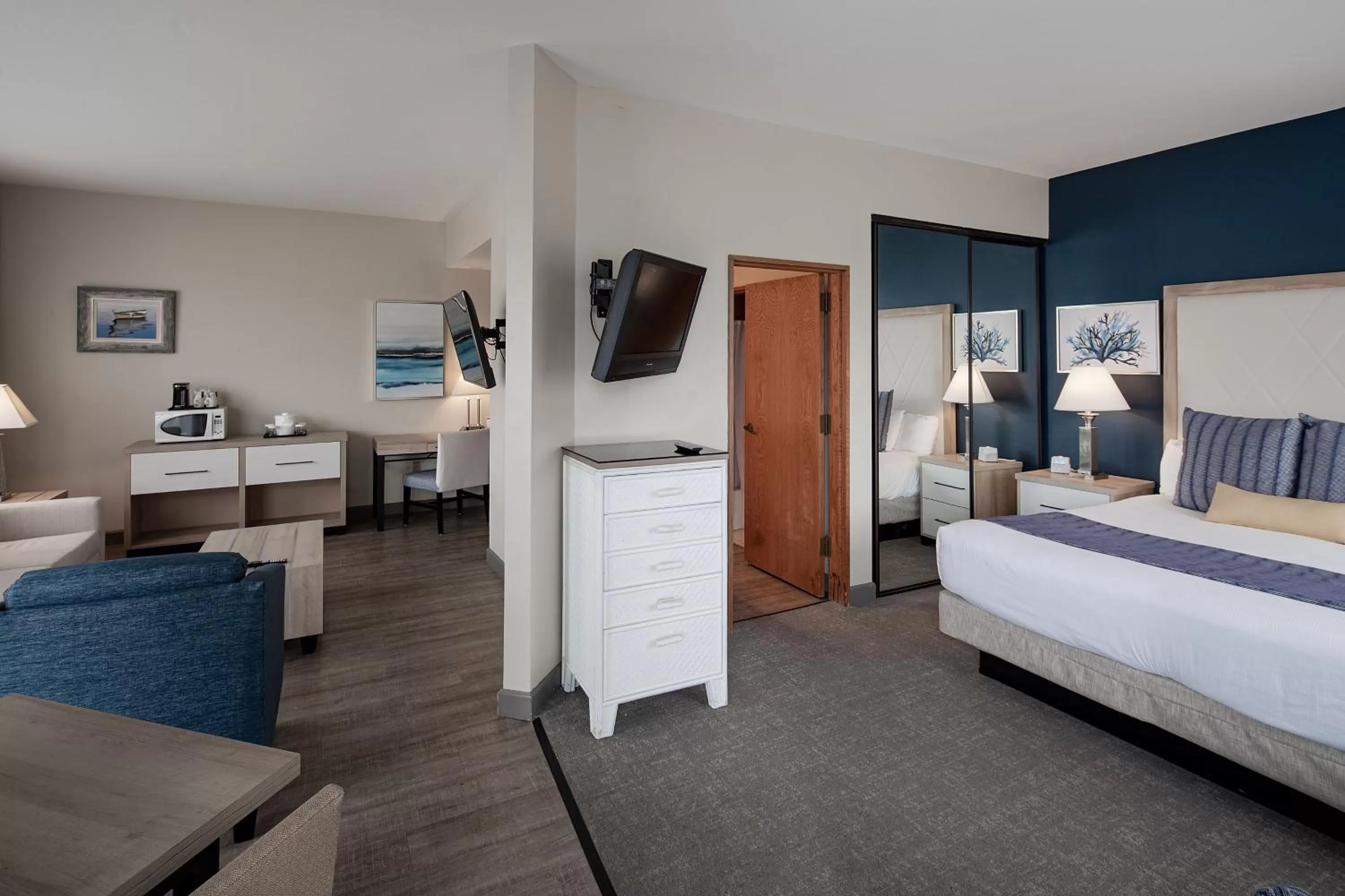 Photo of the whole room, Bed in Bay Club Hotel and Marina