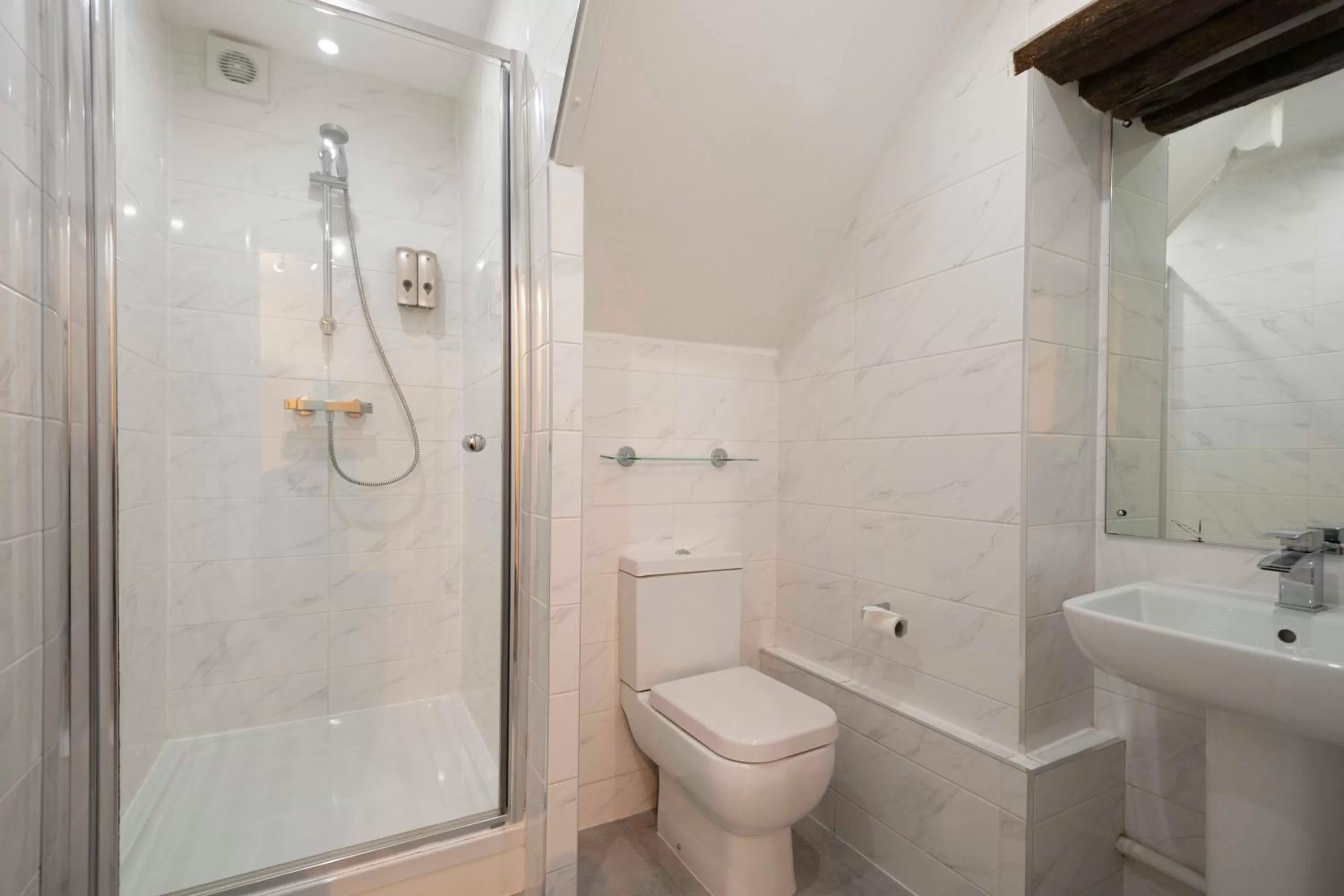 Bathroom in The Limes Country Lodge Hotel & Admiral Restaurant