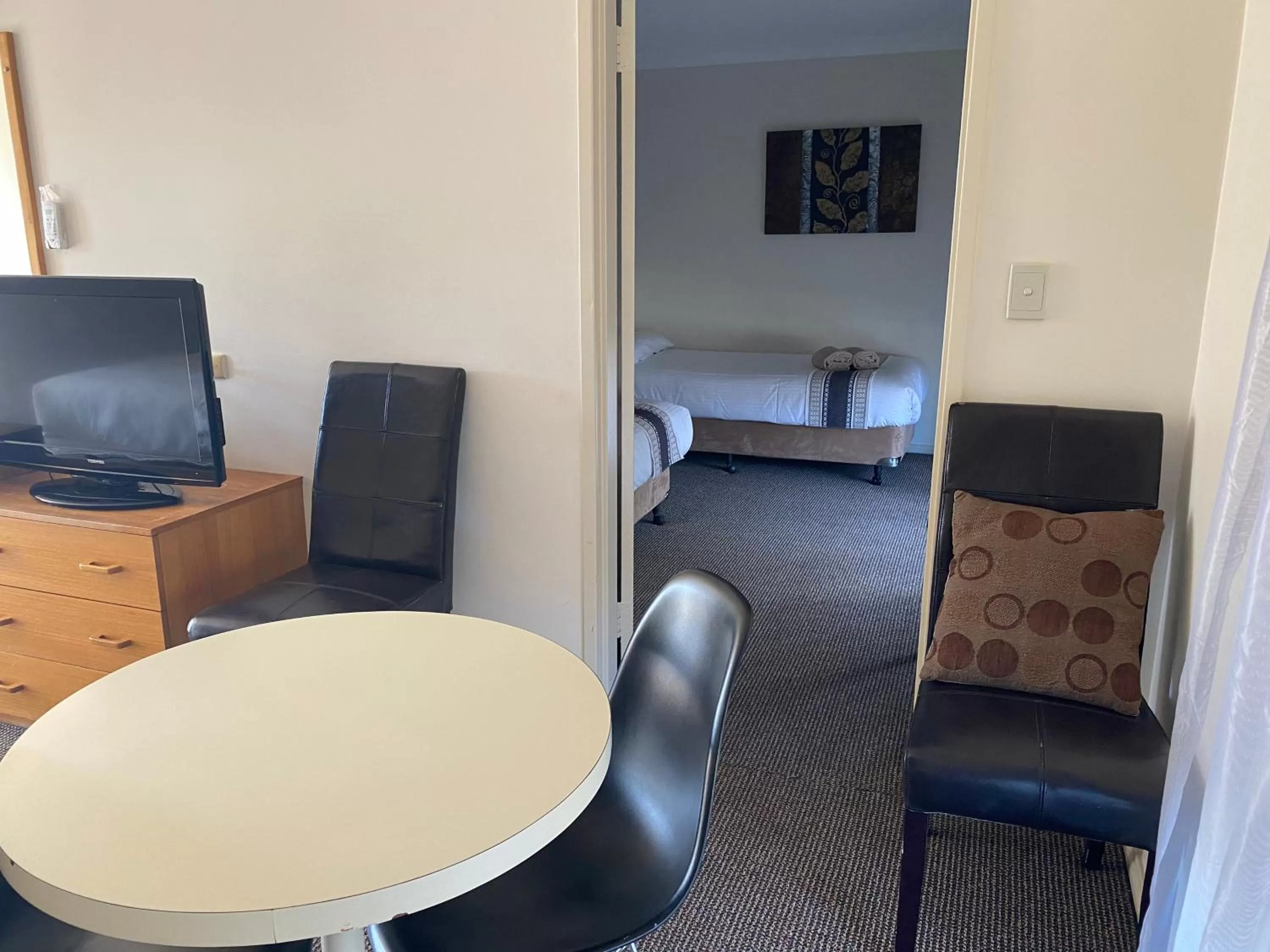 Bed, TV/Entertainment Center in All Settlers Motor Inn Parkes