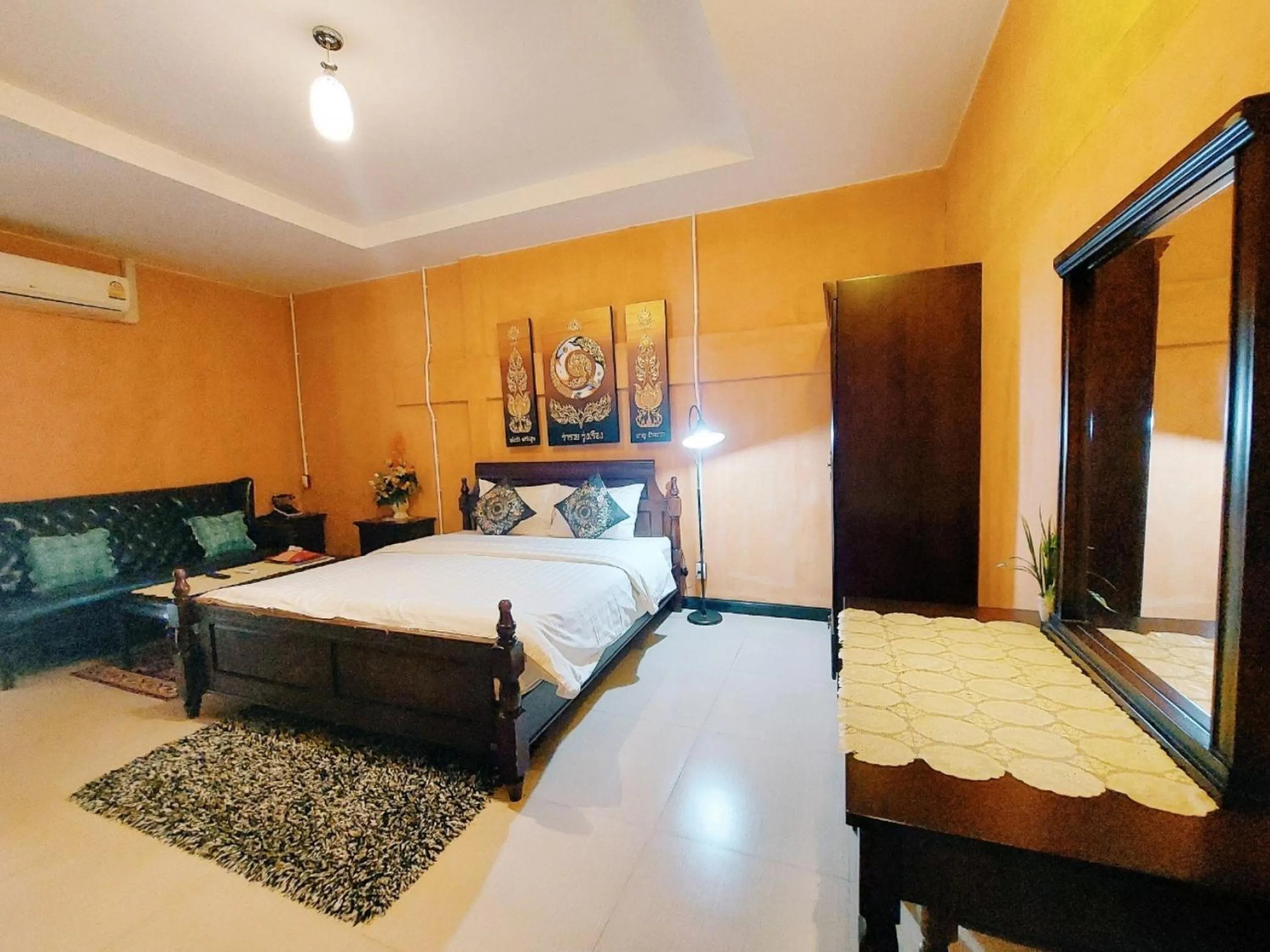 Bed in Retro Box Hotel Chumphon