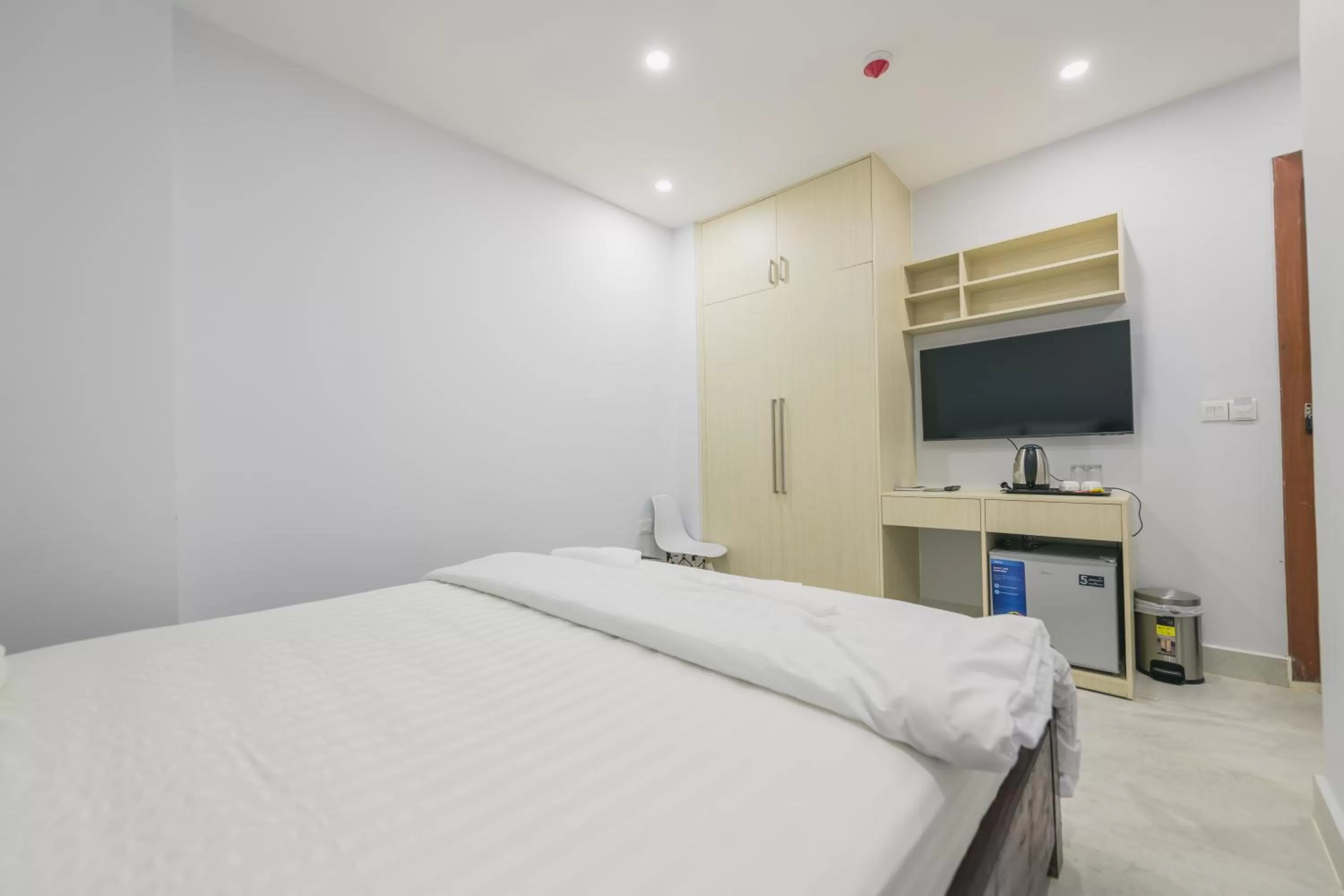 TV and multimedia, Bed in Residence 110 (Hotel and Apartments)