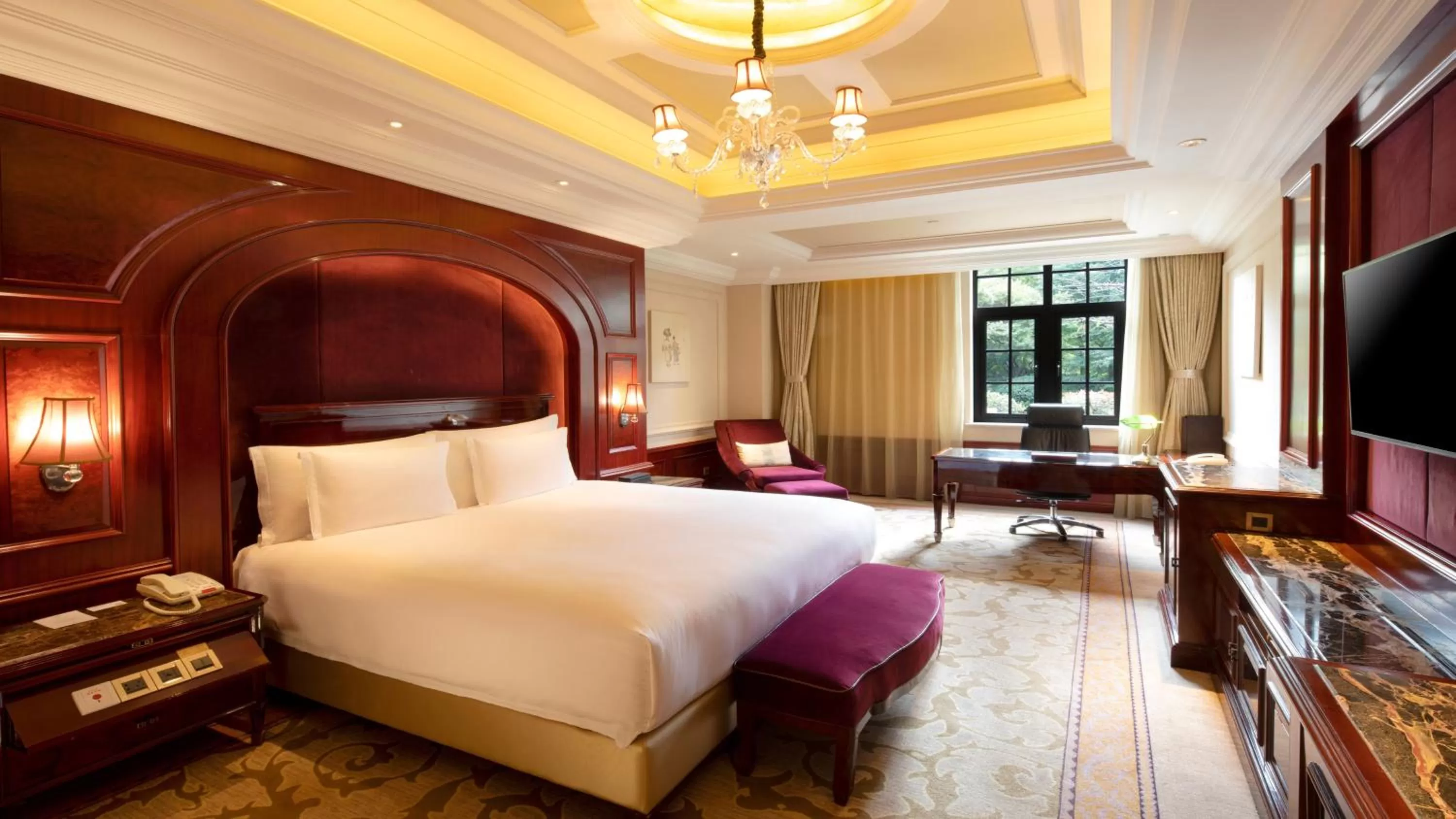 Photo of the whole room, Bed in InterContinental Shanghai Ruijin by IHG - Downtown Historic Iconic Garden Hotel