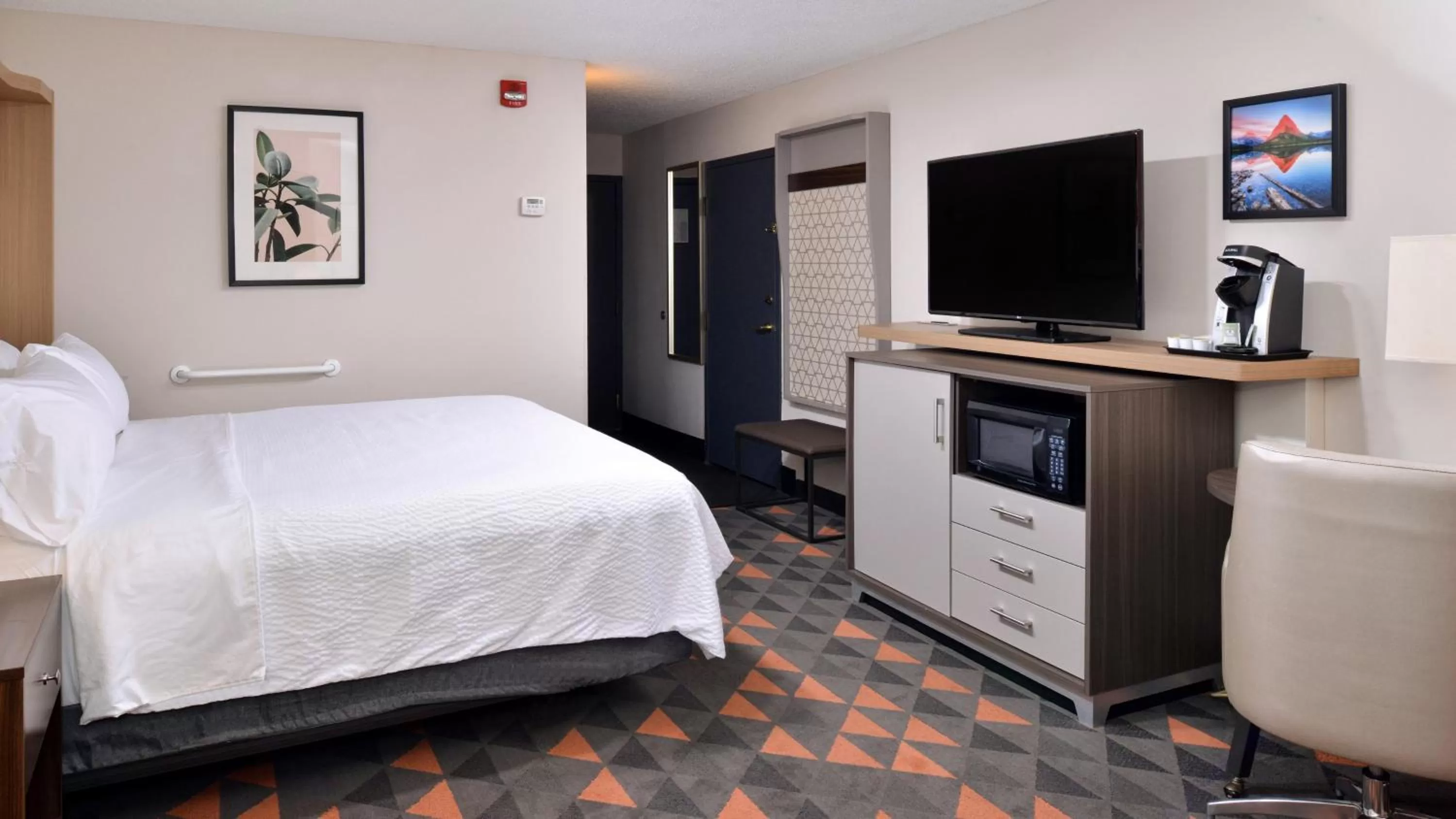 Photo of the whole room, Bed in Holiday Inn Great Falls-Convention Center by IHG